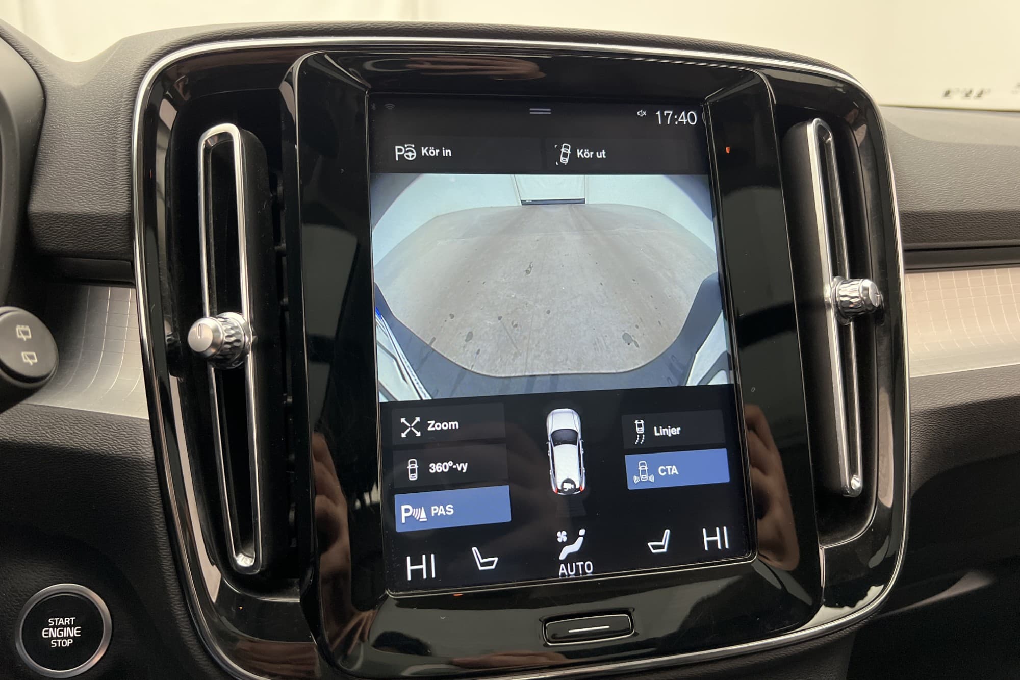 Volvo XC40 D4 AWD Momentum VOC Pano H/K Värmare Kamera Skinn