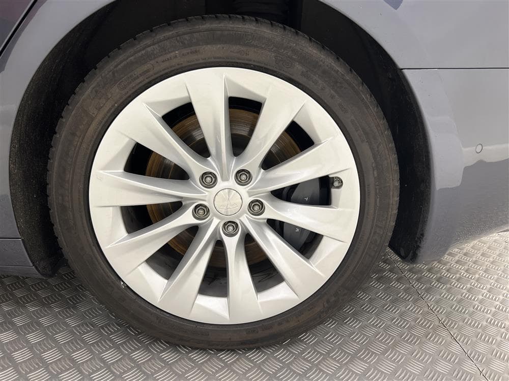 Tesla Model S Long Range AWD Luftfjädring Pano Moms FSDinteriör