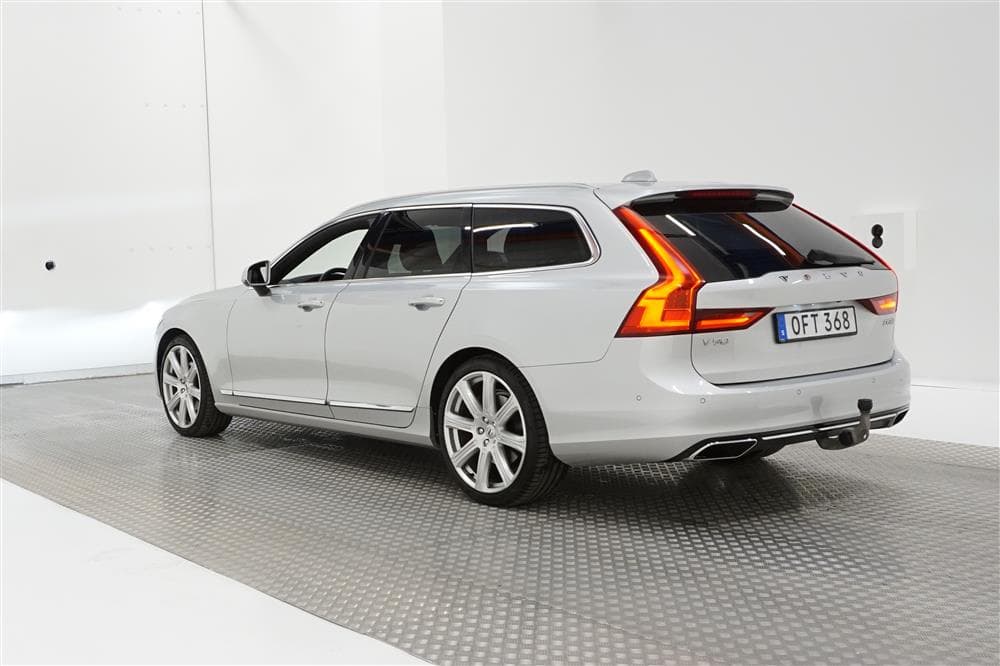 Volvo V90 D5 AWD Inscription VOC Pano B&W 360° HUD 0,49L/Mil