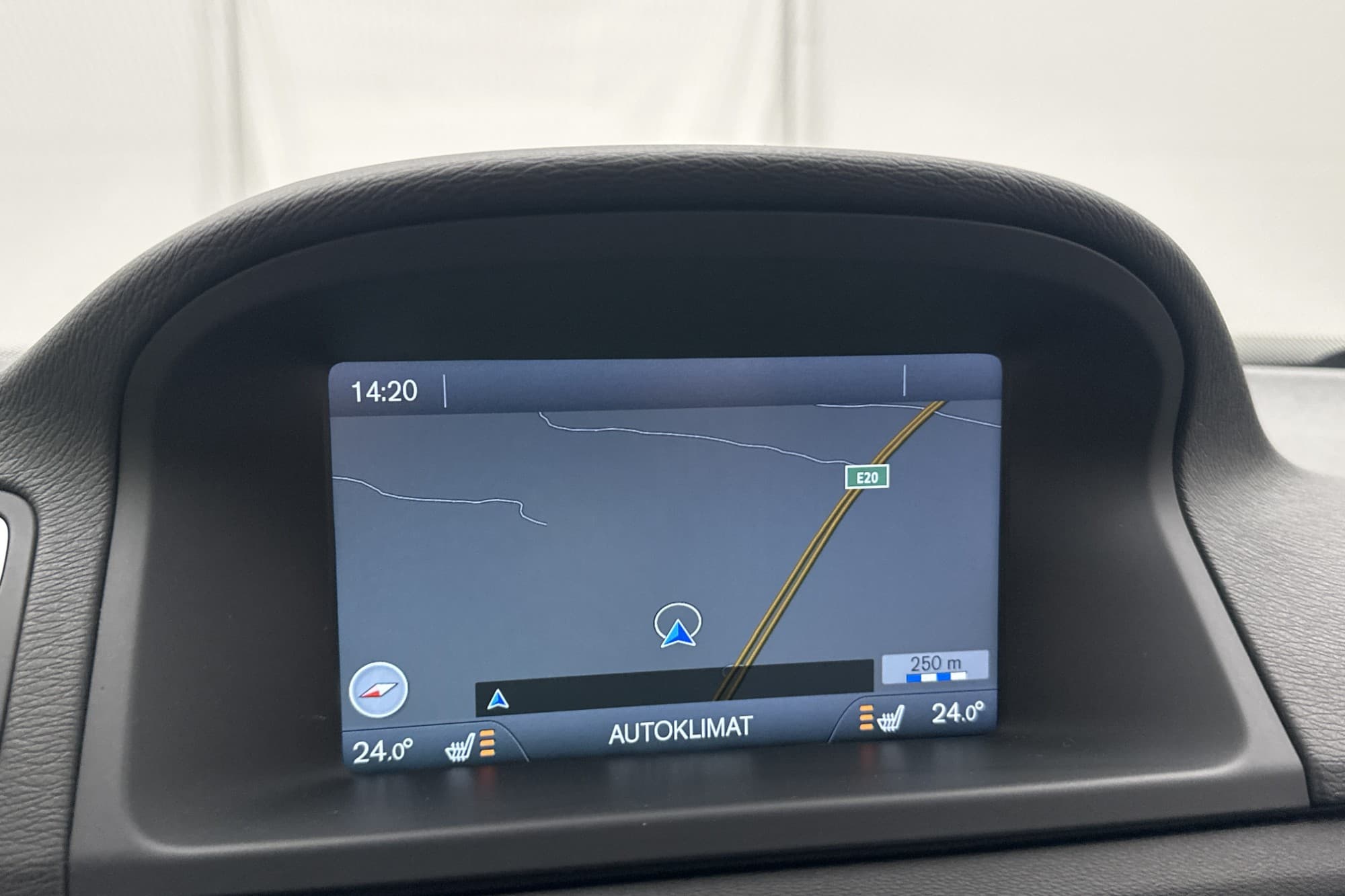 Volvo V70 D3 Momentum Taklucka VOC Värmare Navi P-Sensorer