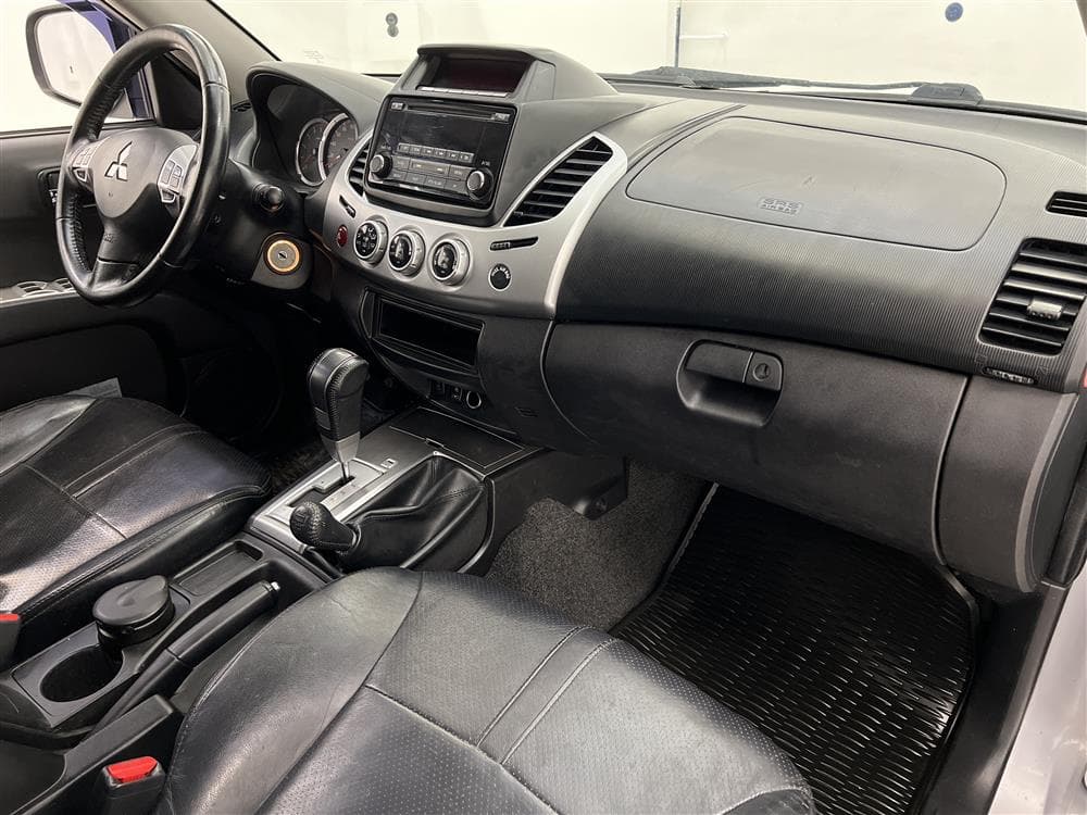Mitsubishi L200 2.5 DI-D Aut 178hk Drag Kåpa interiör