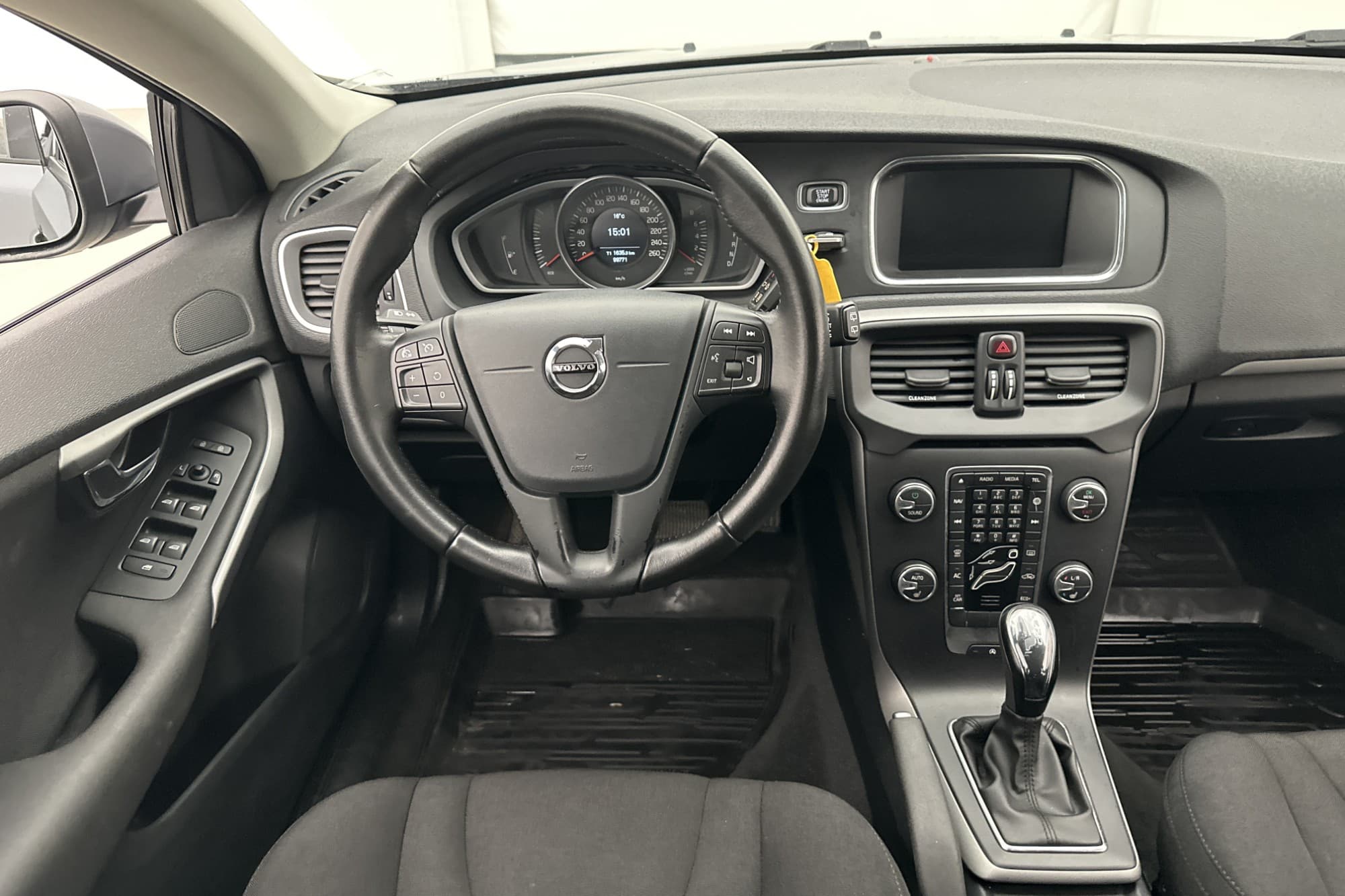Volvo V40 T3 152hk Kinetic VOC Värmare Sensorer Farthållare