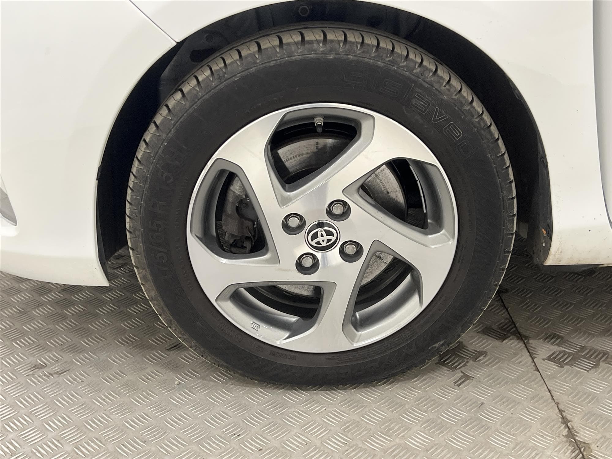 Toyota Yaris Hybrid e-CVT 101hk B-Kam P-Sensorer 0,37L/mil