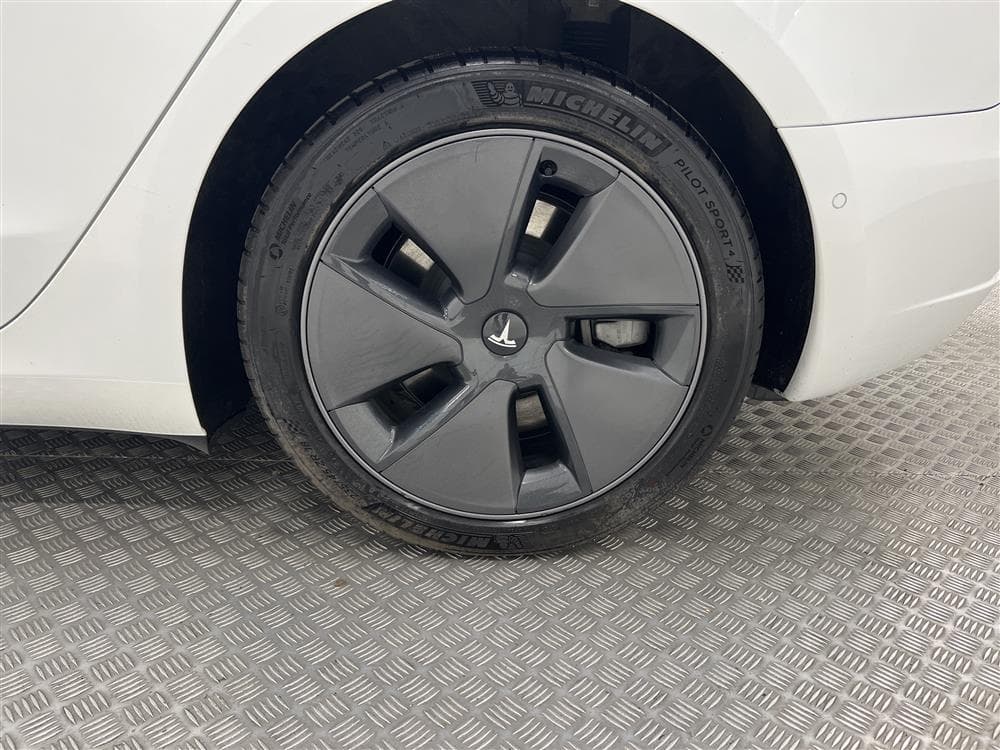 Tesla Model 3 Long Range AWD 440hk Svensksåld Premiuminteriör