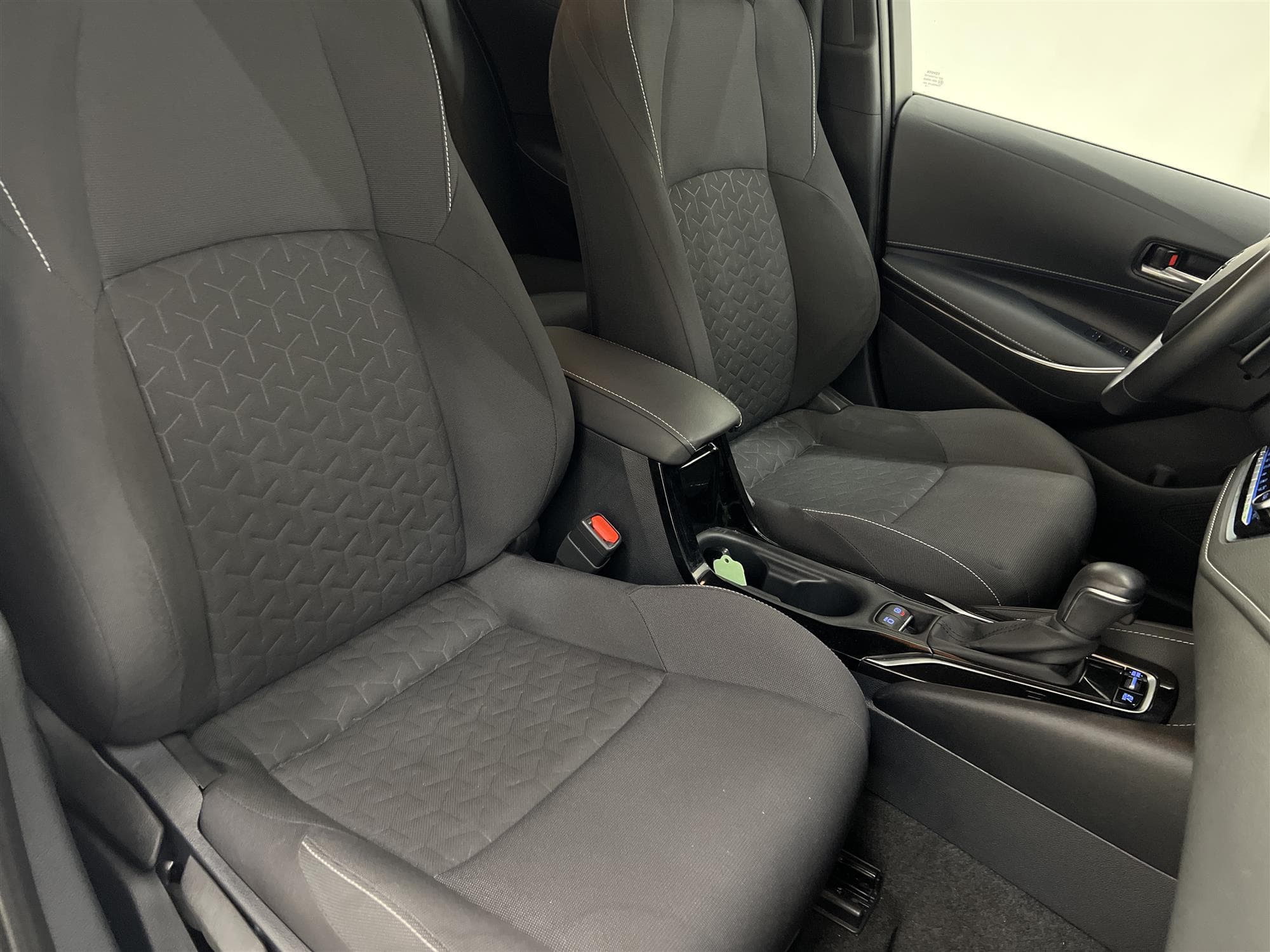 Toyota Corolla Hybrid e-CVT 184hk B-Kam Nybesiktad 0,39L/mil