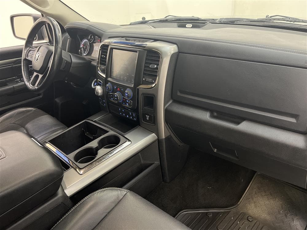 Dodge Ram Sport 5.7 Hemi 4WD 401hk Breddare Taklucka Moms interiör