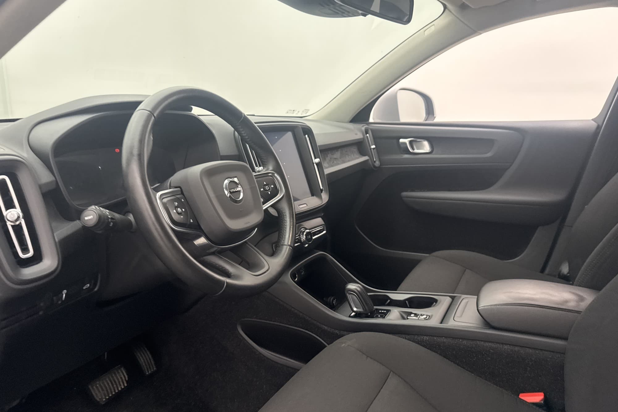 Volvo XC40 T2 Momentum VOC Värm Sensorer CarPlay Rattvärme