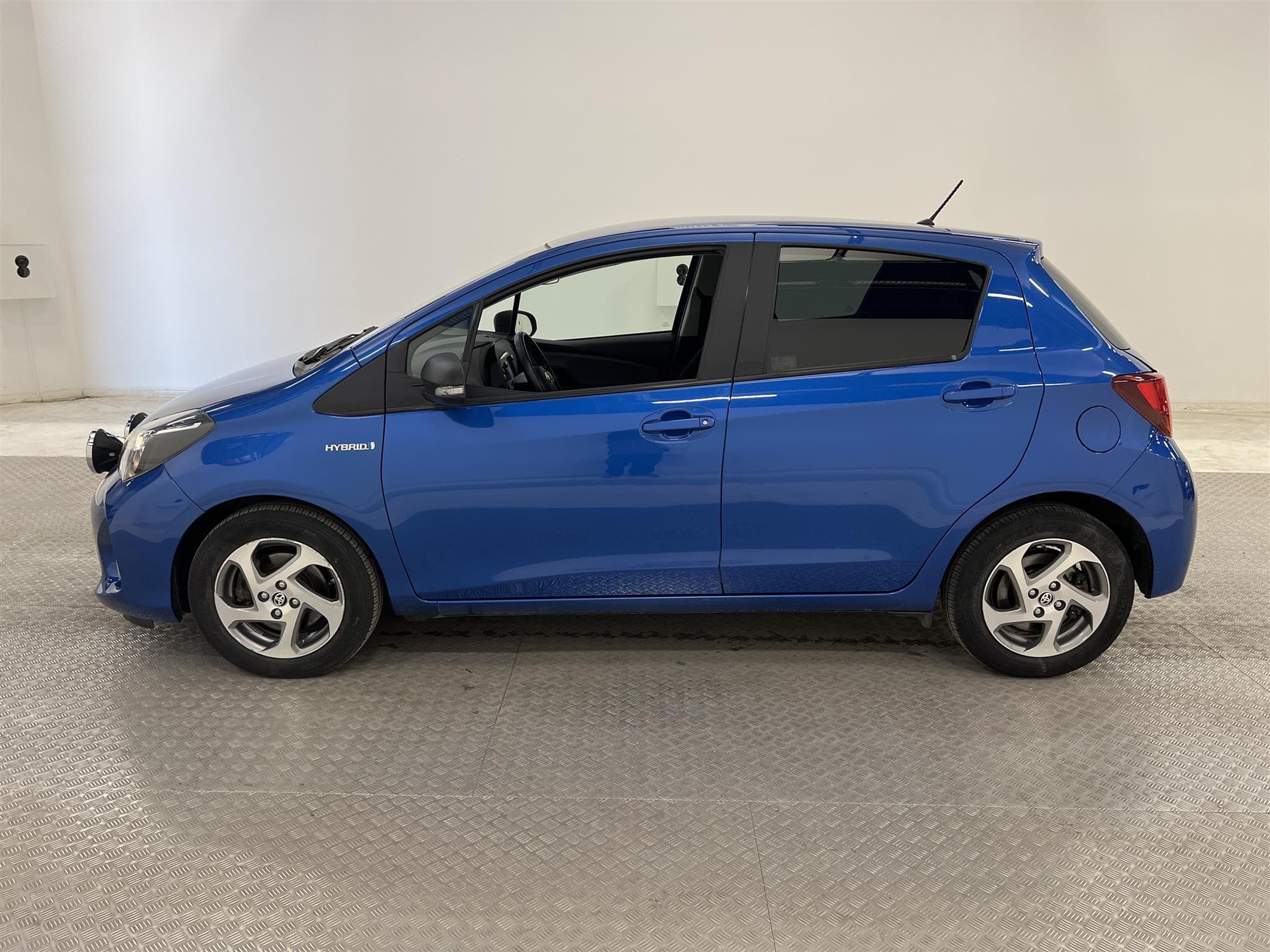 Toyota Yaris Hybrid e-CVT 101hk Navi