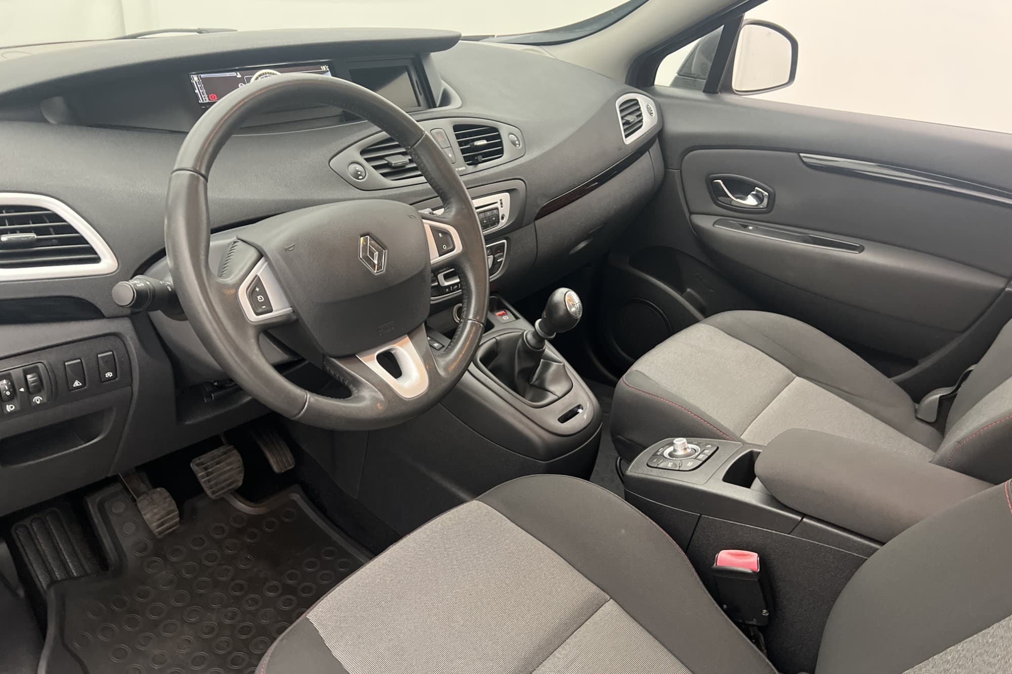 Renault Scénic 1.5 dCi 110hk Exception Sensorer Navi Drag