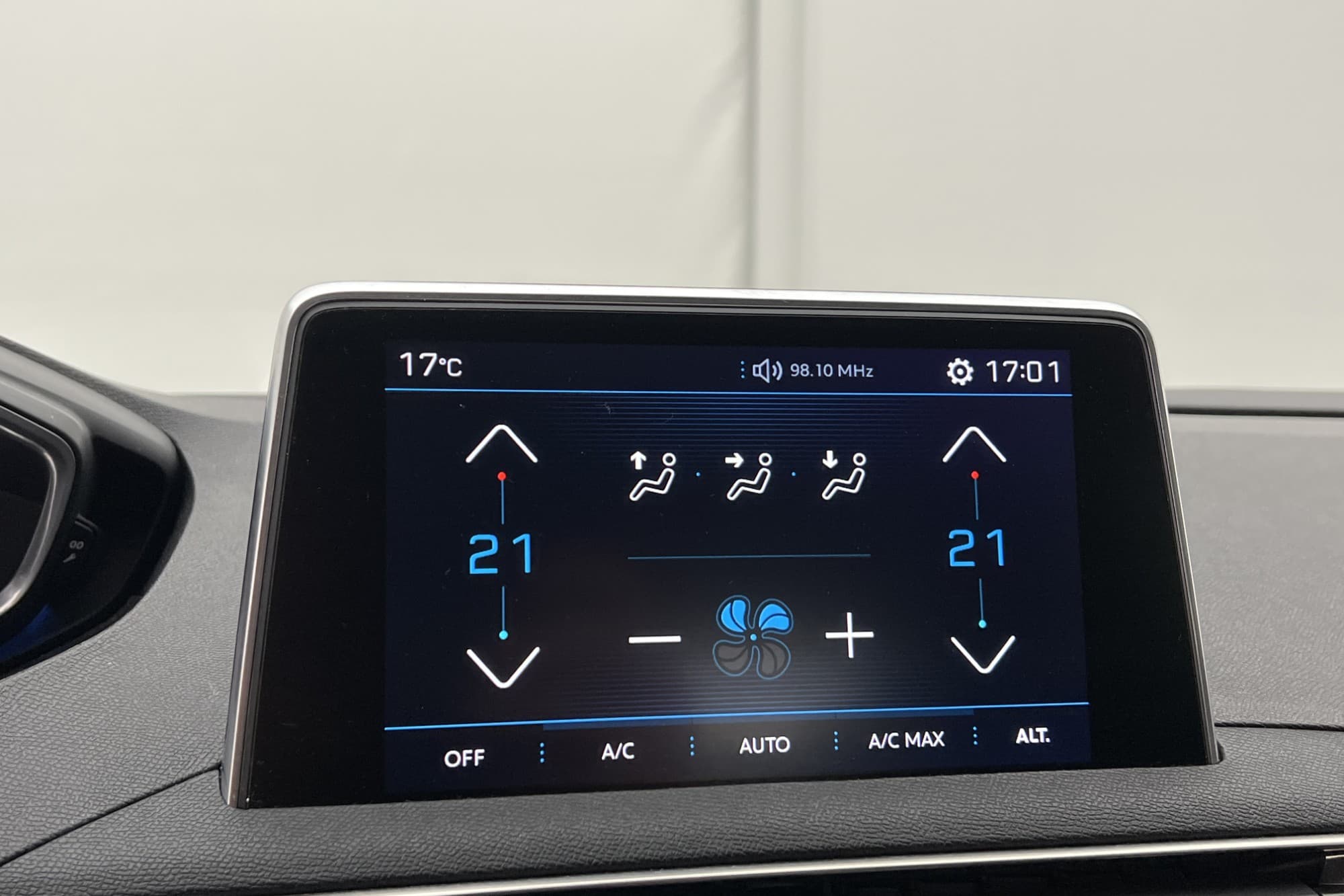 Peugeot 3008 1.2 PureTech 130hk Active P-Sensorer 0.52 l/mil