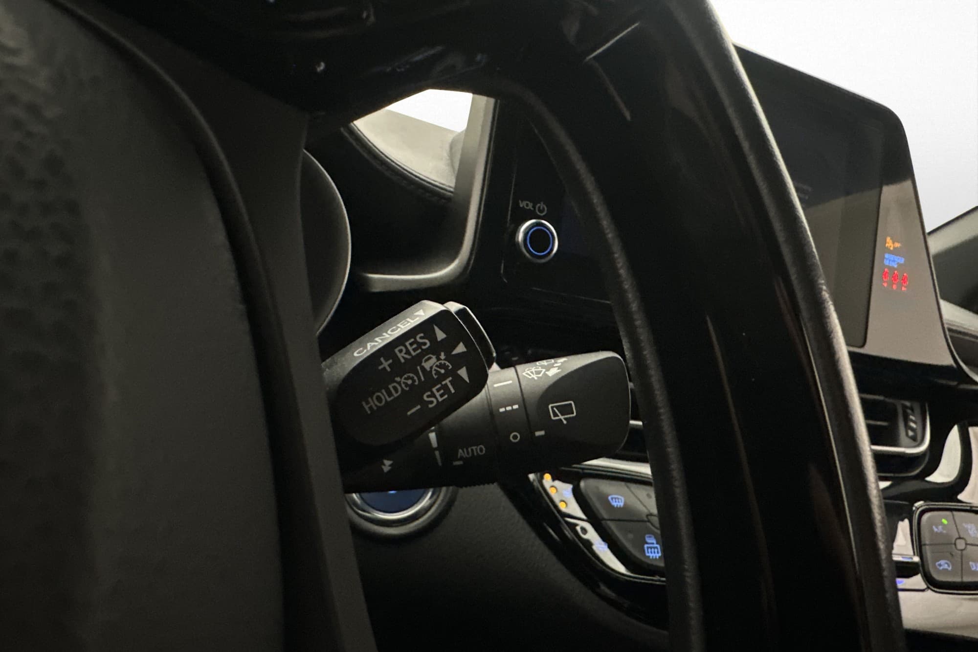 Toyota C-HR Hybrid X-Edition Kamera Rattvärme Navi Halvskinn