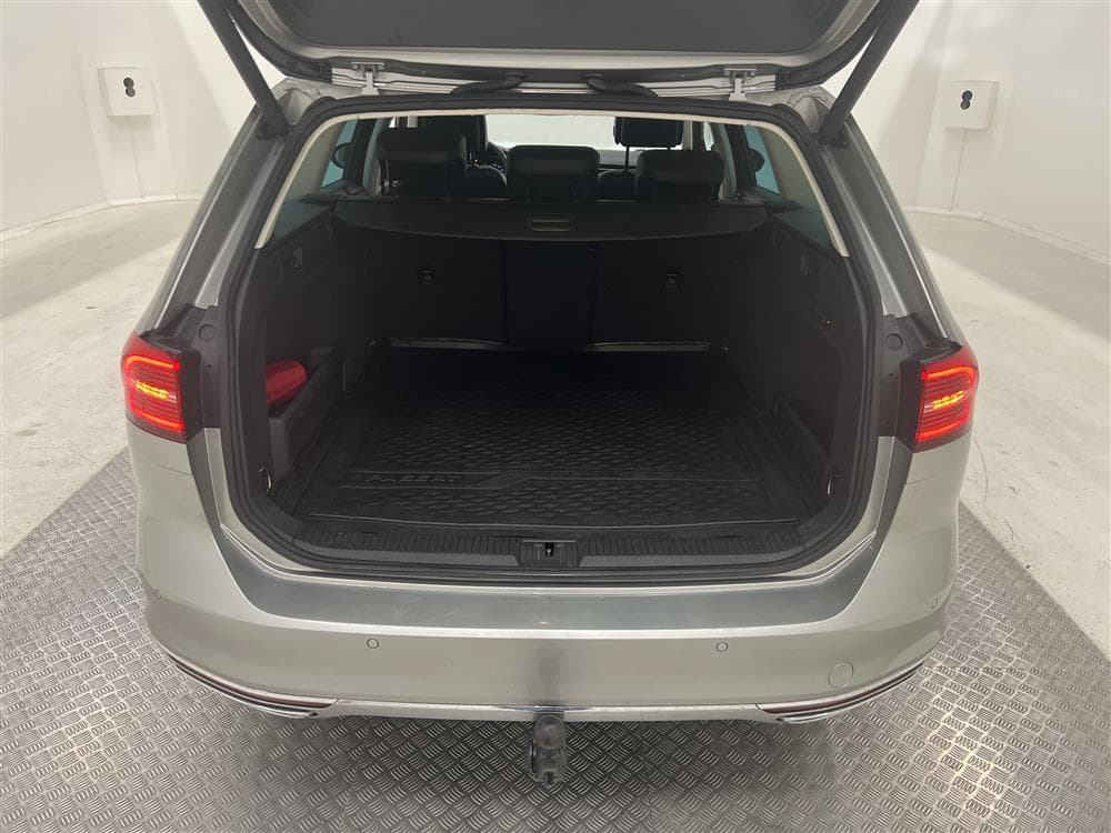 Volkswagen Passat 2.0 TDI 4M R-line Cockpit D-värm B-kamerainteriör
