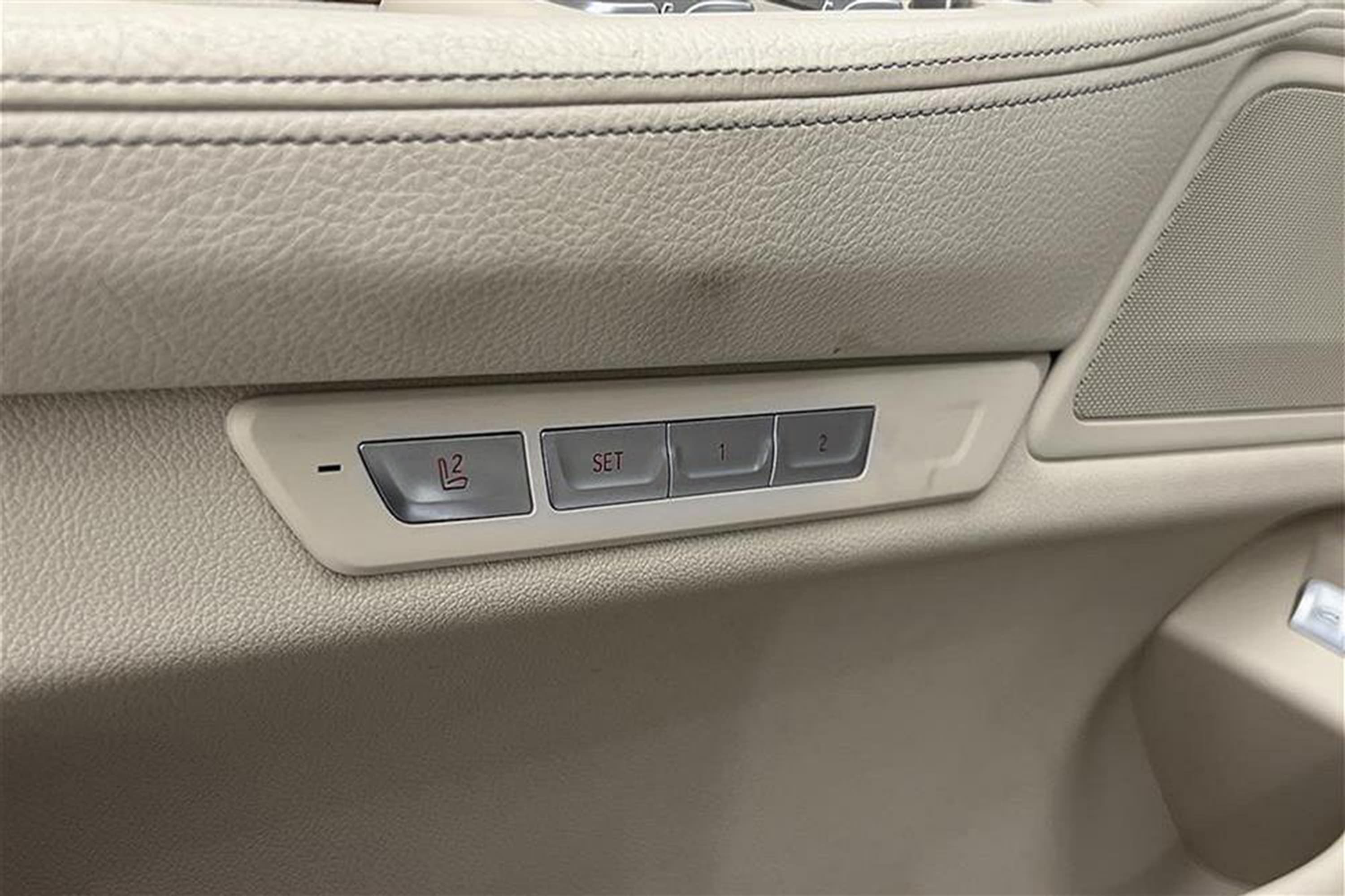 BMW 730d xDrive 265hk D-värm Skinn HiFi Navi Luftfjädringinteriör