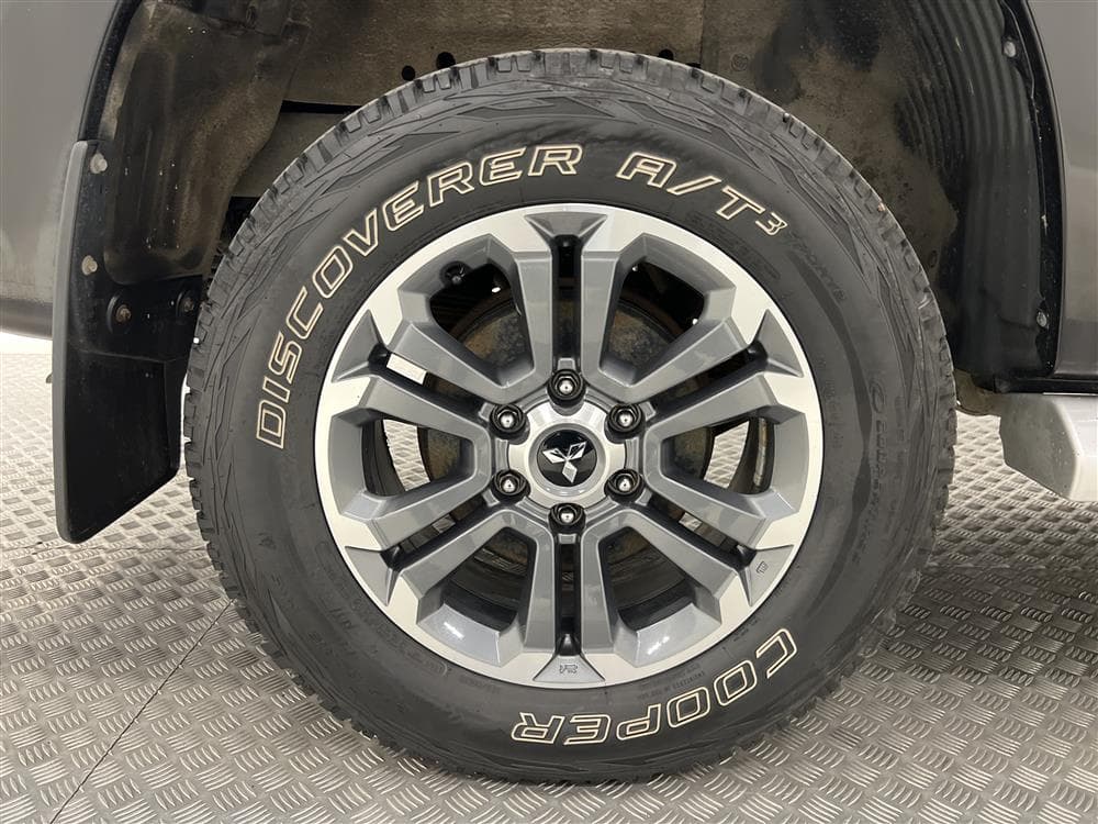 Mitsubishi L200 2.2 DI-D Aut 150hk 4x4 Premium Drag Moms interiör