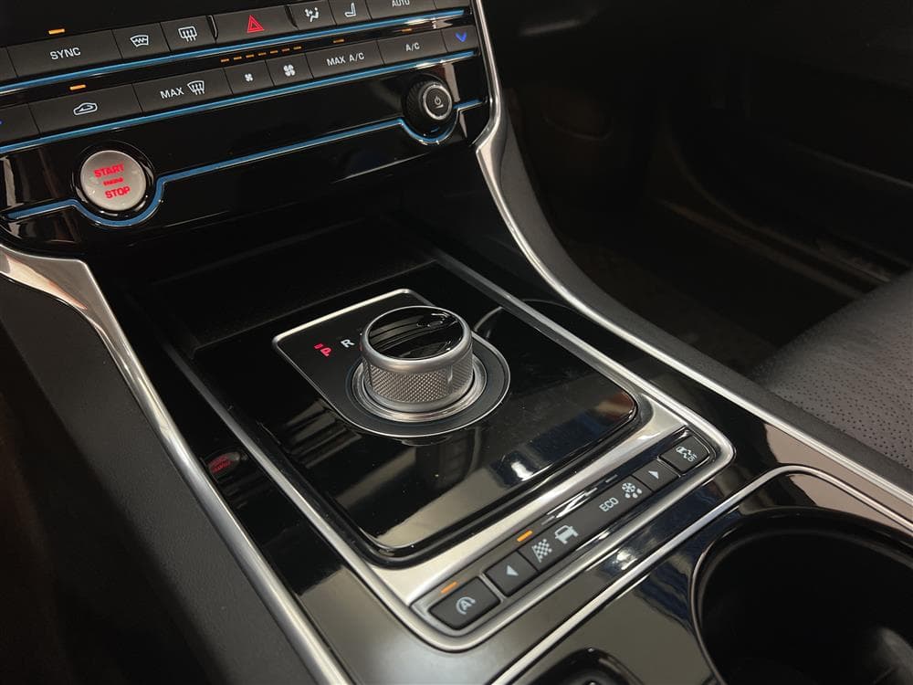 Jaguar XE 2.5T 240hk Navi B-kam Välservad Keyless 0,75l/milinteriör