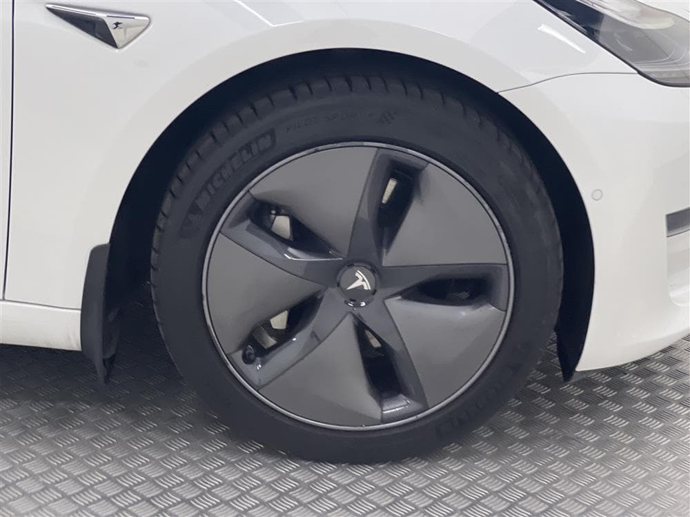 Tesla Model 3 Standard Range Plus 258hk Svensksåld Autopilotinteriör