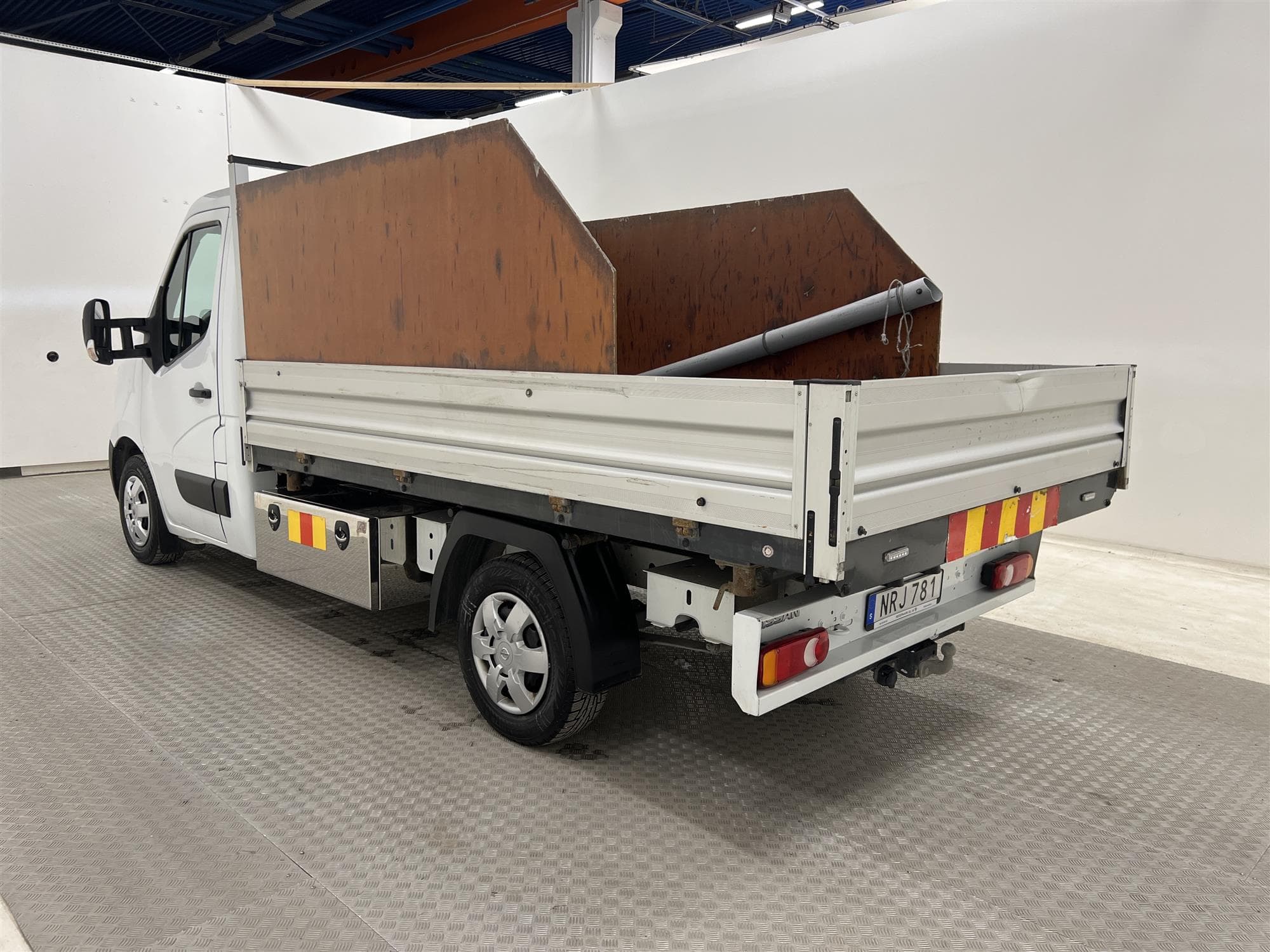 Nissan NV400 Tippflak L2 Eu6 Drag Värmare Moms