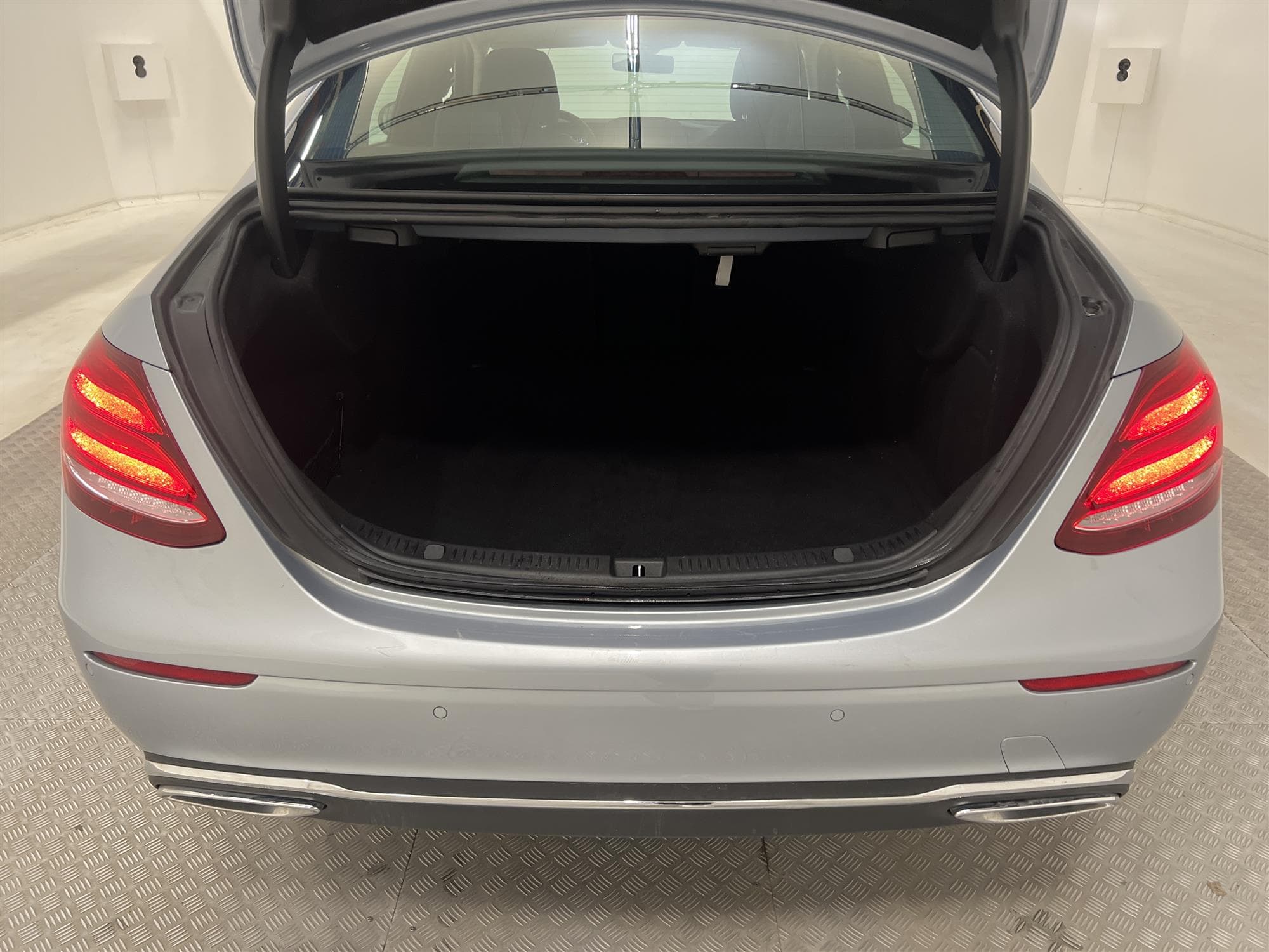 Mercedes-Benz E 220 d 4Matic Navi Backkamera PDC 0.47l/mil