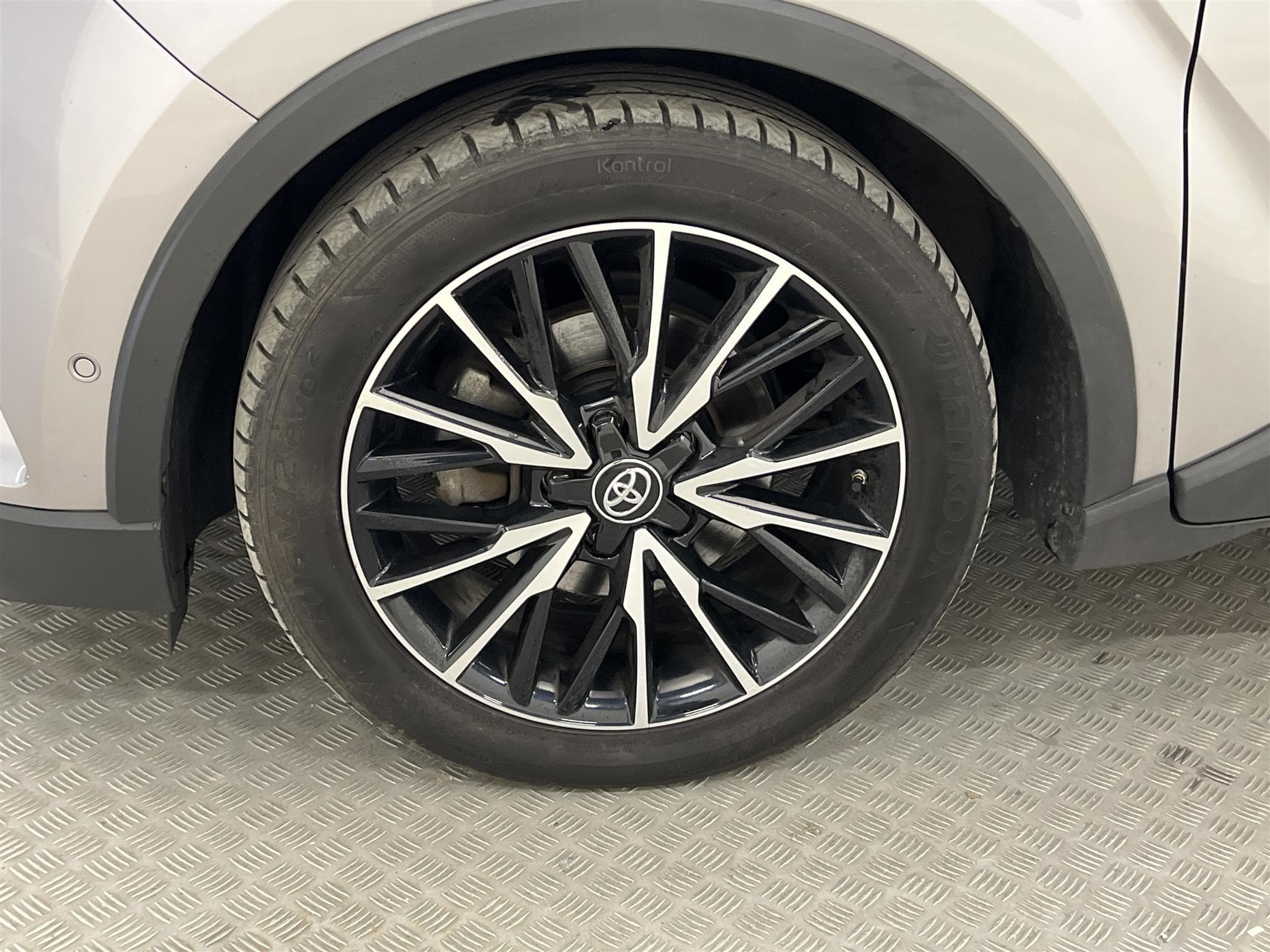 Toyota C-HR Hybrid CVT 122hk Executive JBL Skinn Navi B-Kam