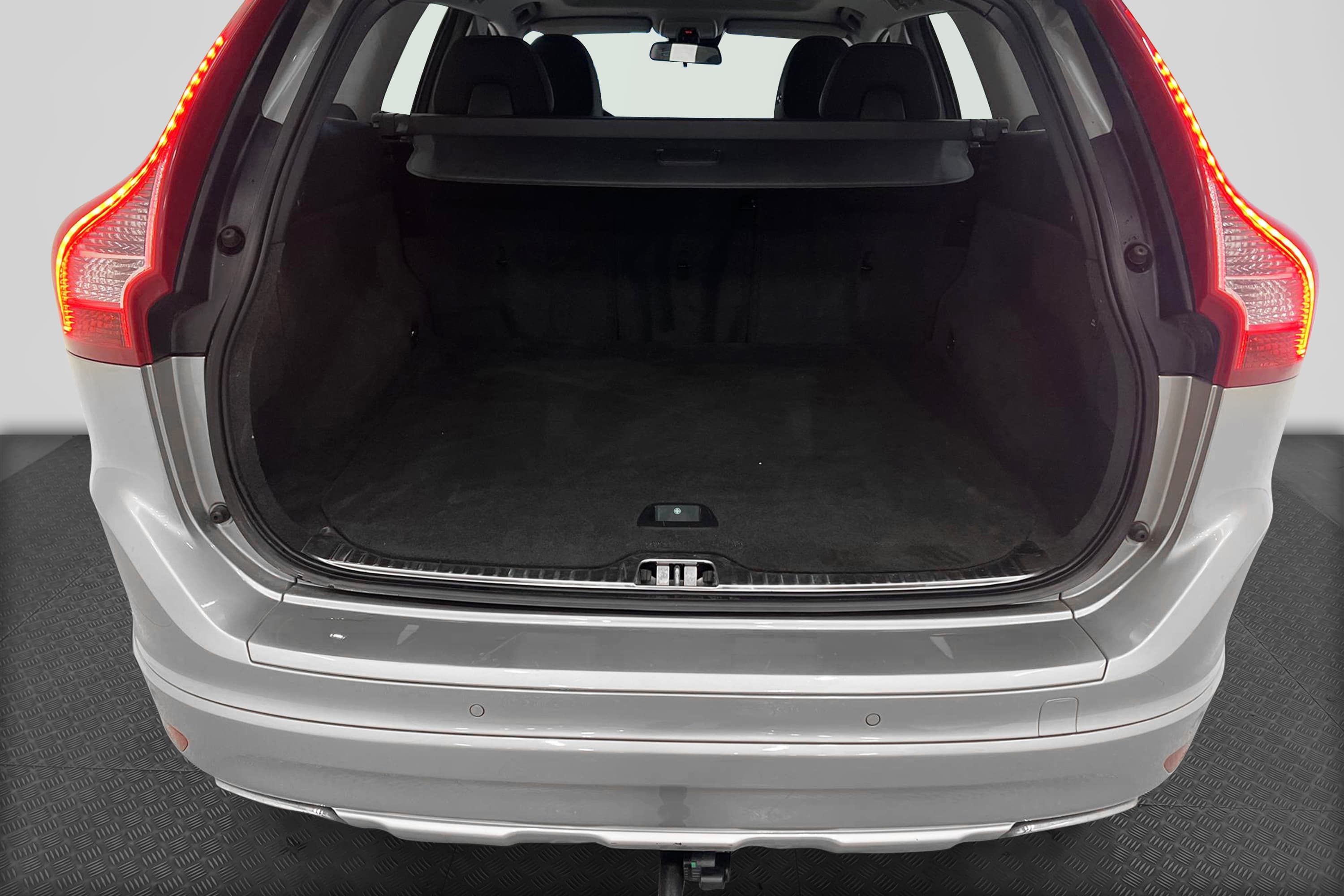 Volvo  XC60 D4 AWD 181hk Voc Pano Navi D-Värm Drag PDC 