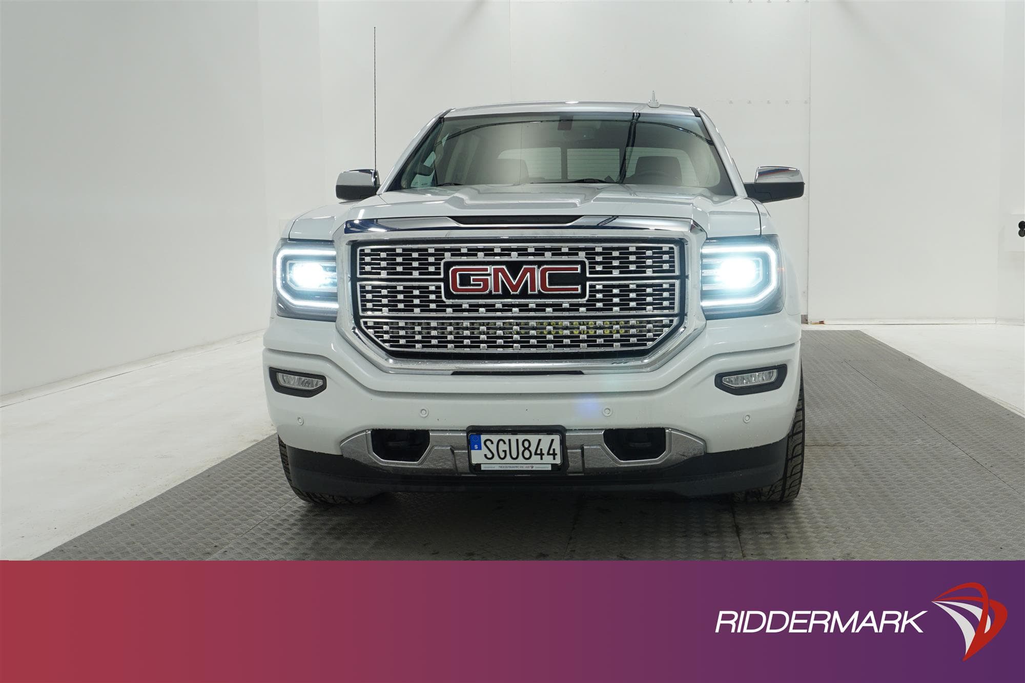 GMC Sierra Denali 6.2 V8 4WD 426HK Taklucka Moms exteriör