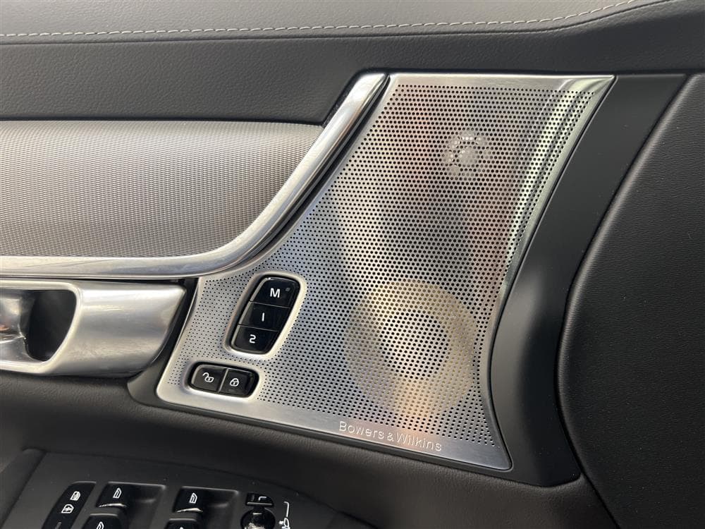 Volvo V90 D5 AWD 235hk R-Design B&W GPS HUD 360° Värmare 
