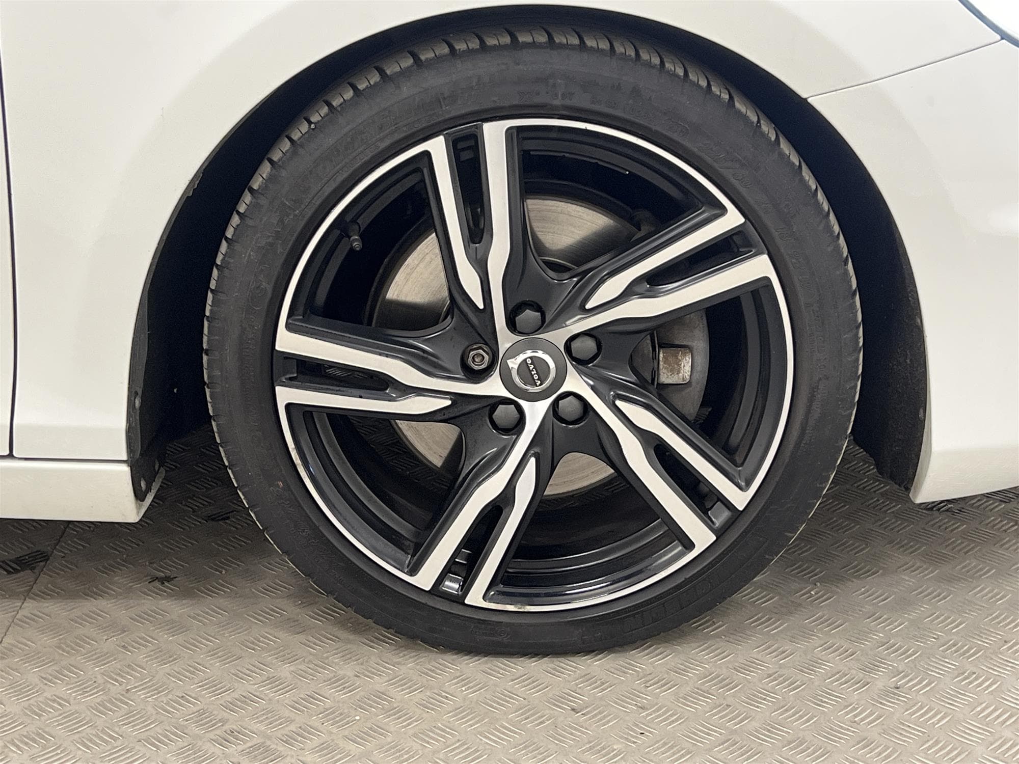 Volvo V40 T4 190hk R Design H/K Skinn Navi B-Kam 0,46L/mil