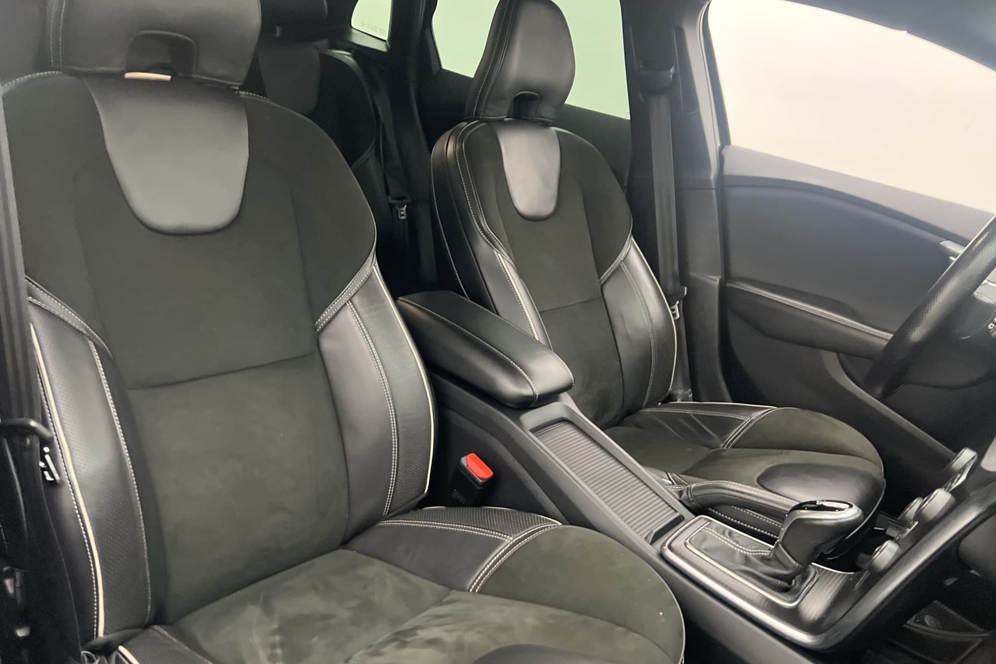 Volvo V40 D4 190hk R-Design VOC Värm Pano Sensorer Navi