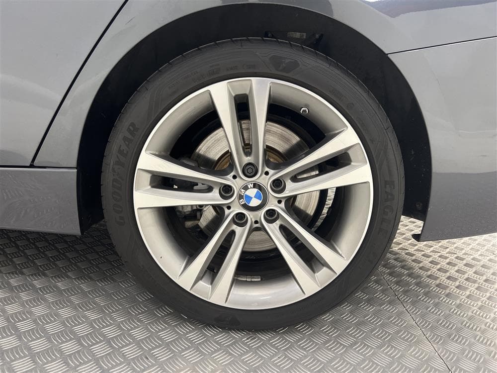BMW 330 d xDrive Sport Line Panorama Harman/Kardon M-Rattinteriör