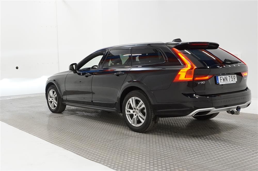 Volvo V90 D4 Cross Country AWD Pro VOC Värmare Navi HUD Drag