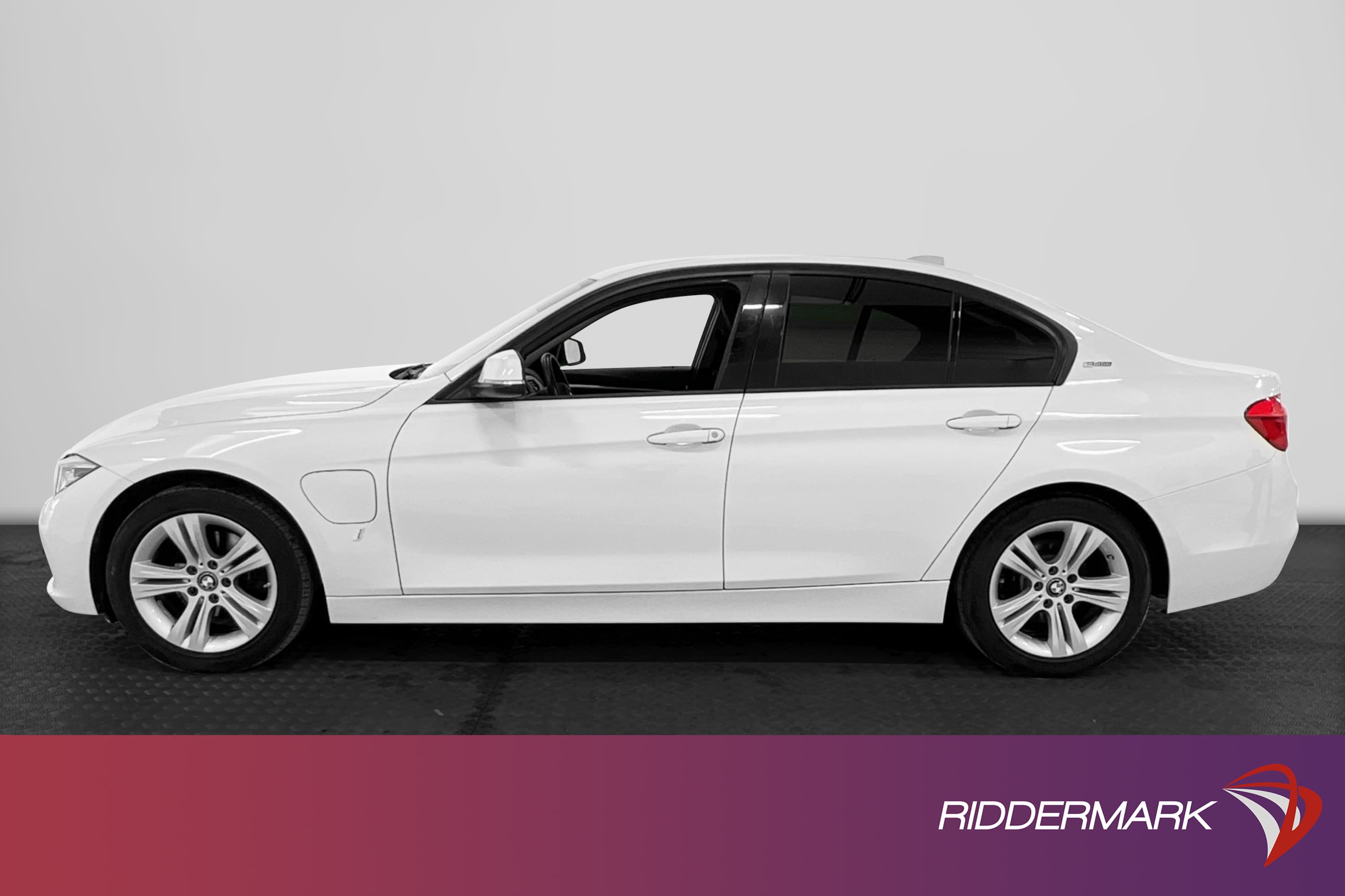 BMW 330e Sedan 252hk