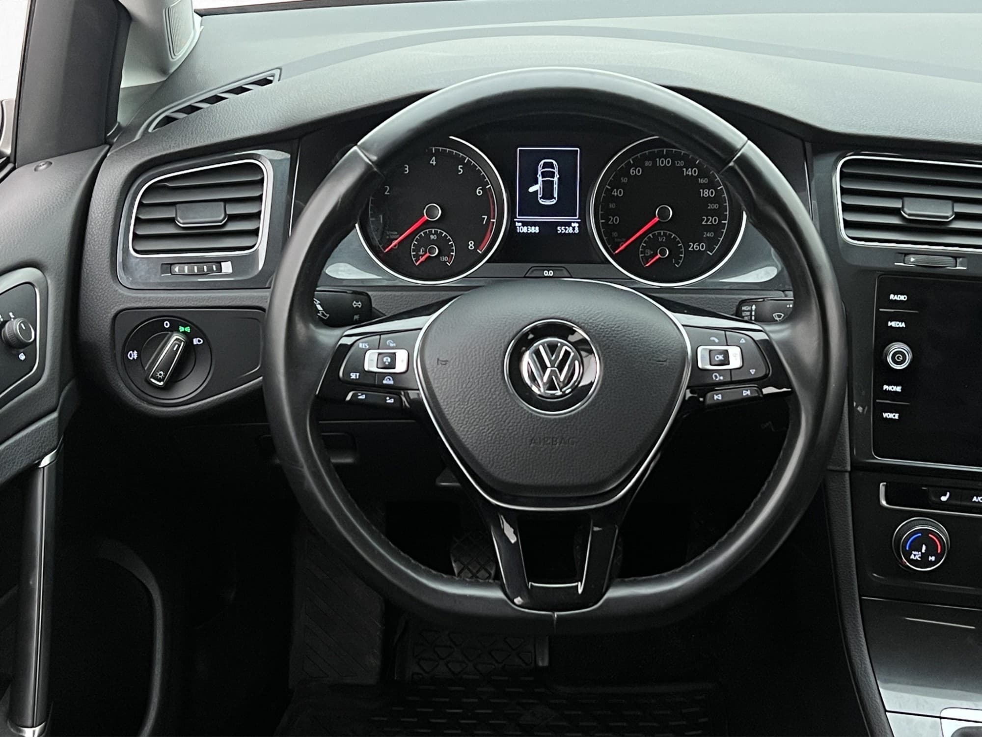 Volkswagen Golf 1.0 TSI 110hk Kamera CarPlay Dragkrok