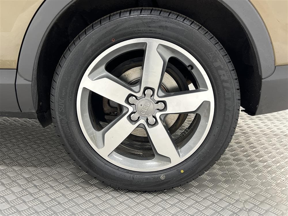 Audi Q3 2.0 TDI Quattro 140hk Pano Skinn Navi 0,57l/milinteriör