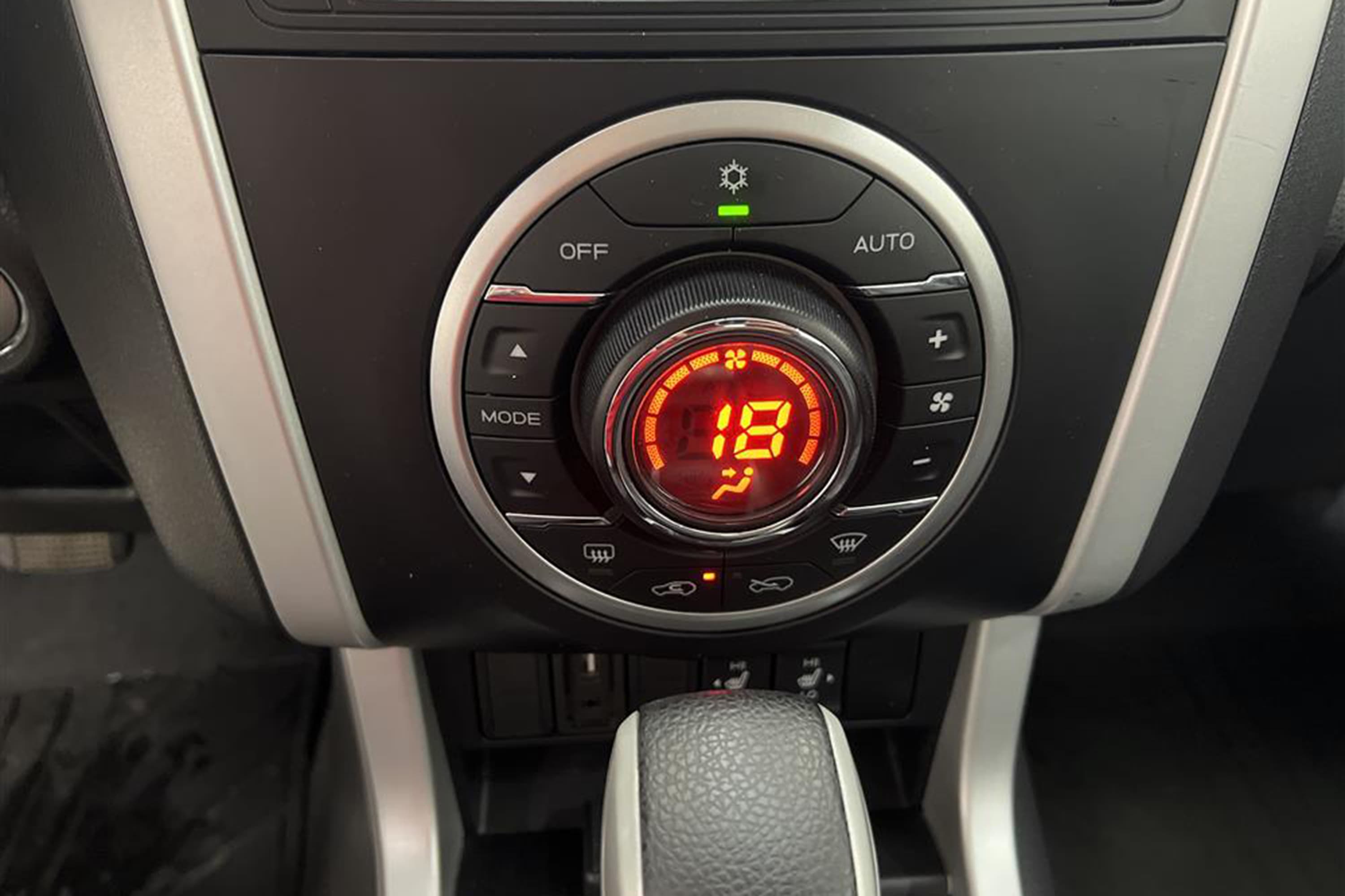 Isuzu D-MAX 1.9 DDI 4WD Automat Kamera Dragkrok Moms interiör