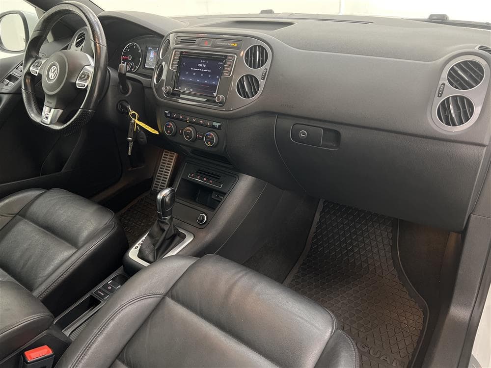 Volkswagen Tiguan 2.0 TDI 4M 184hk R-Line D-värm Pano Euro 6interiör