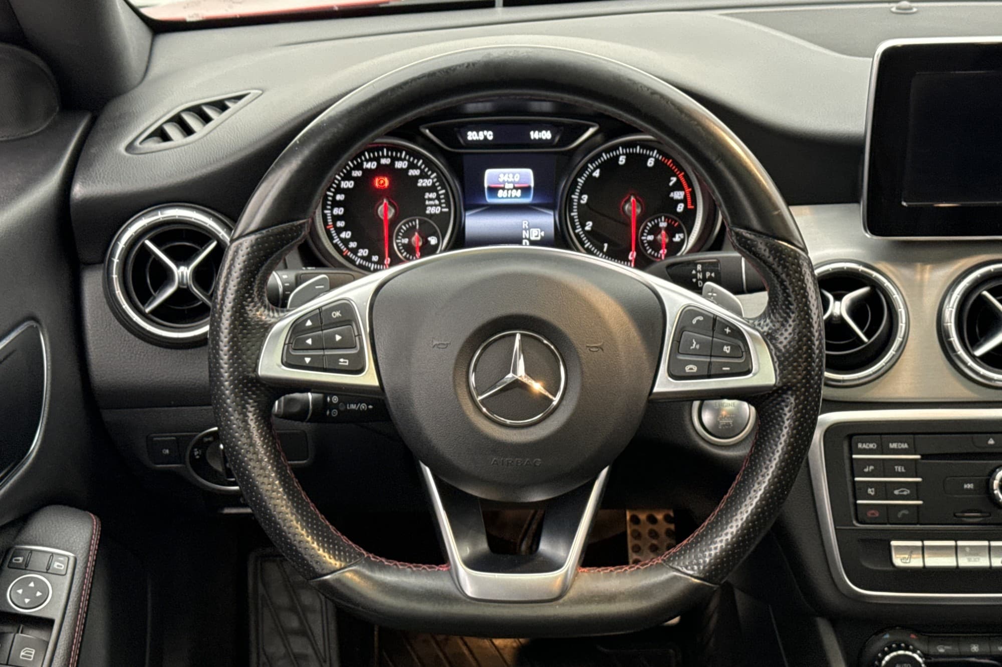 Mercedes-Benz CLA 200 156hk AMG Pano Kamera Halvskinn