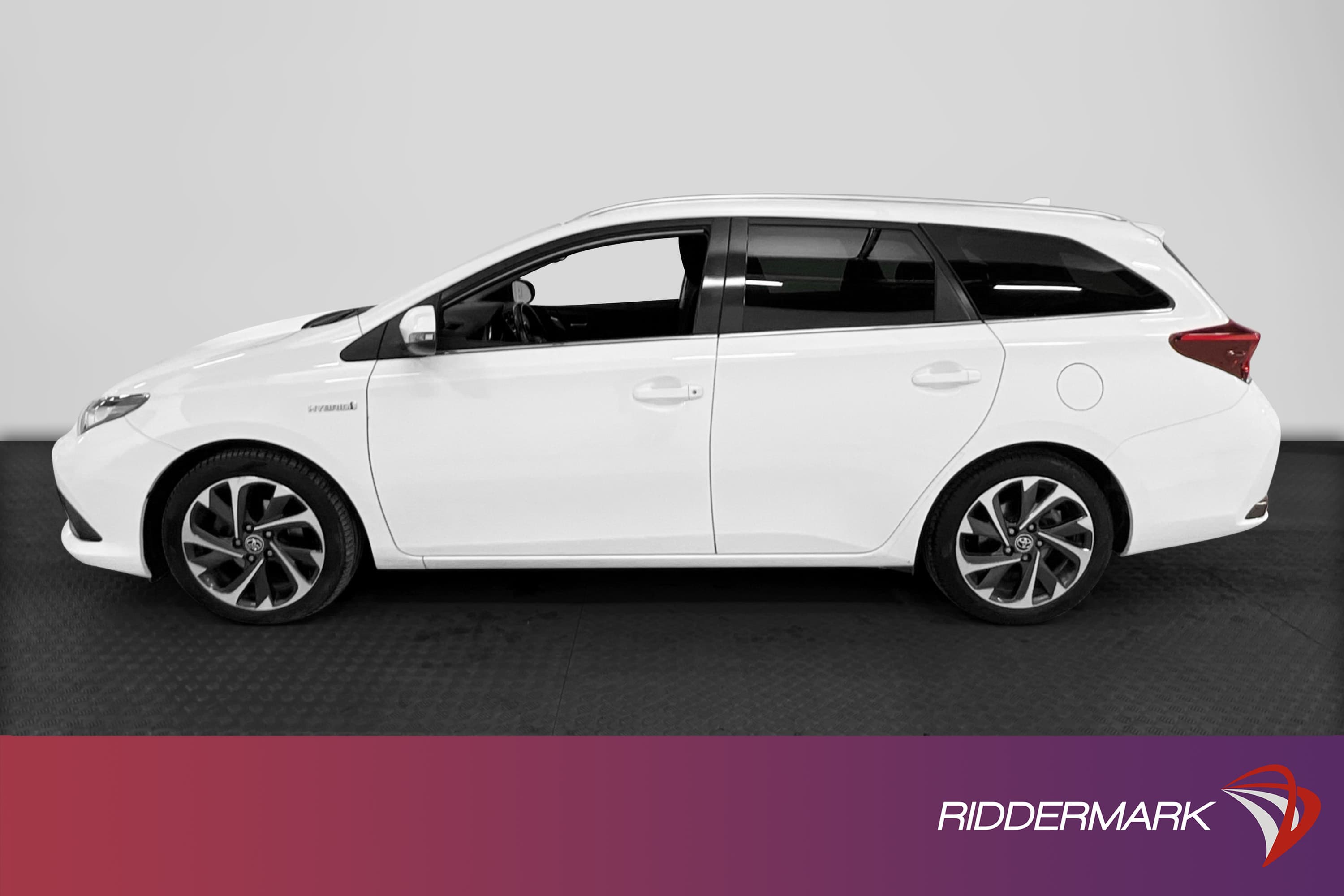 Toyota  Touring Sports Hybrid e-CVT 136hk