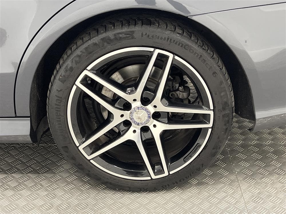 Mercedes-Benz E 220 4MATIC 170hk AMG H/K Kamera Navi Drag