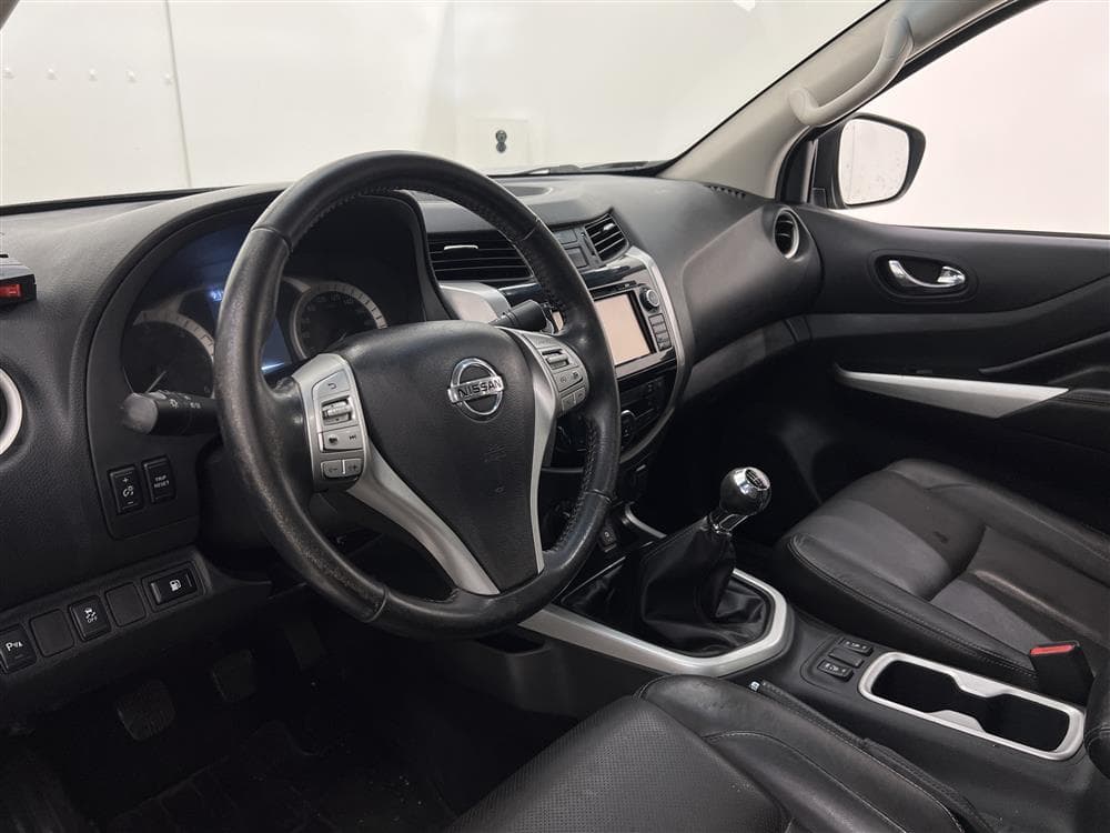 Nissan Navara 2.3 dCi Tekna 4x4 Eu6 190hk Diff Moms interiör