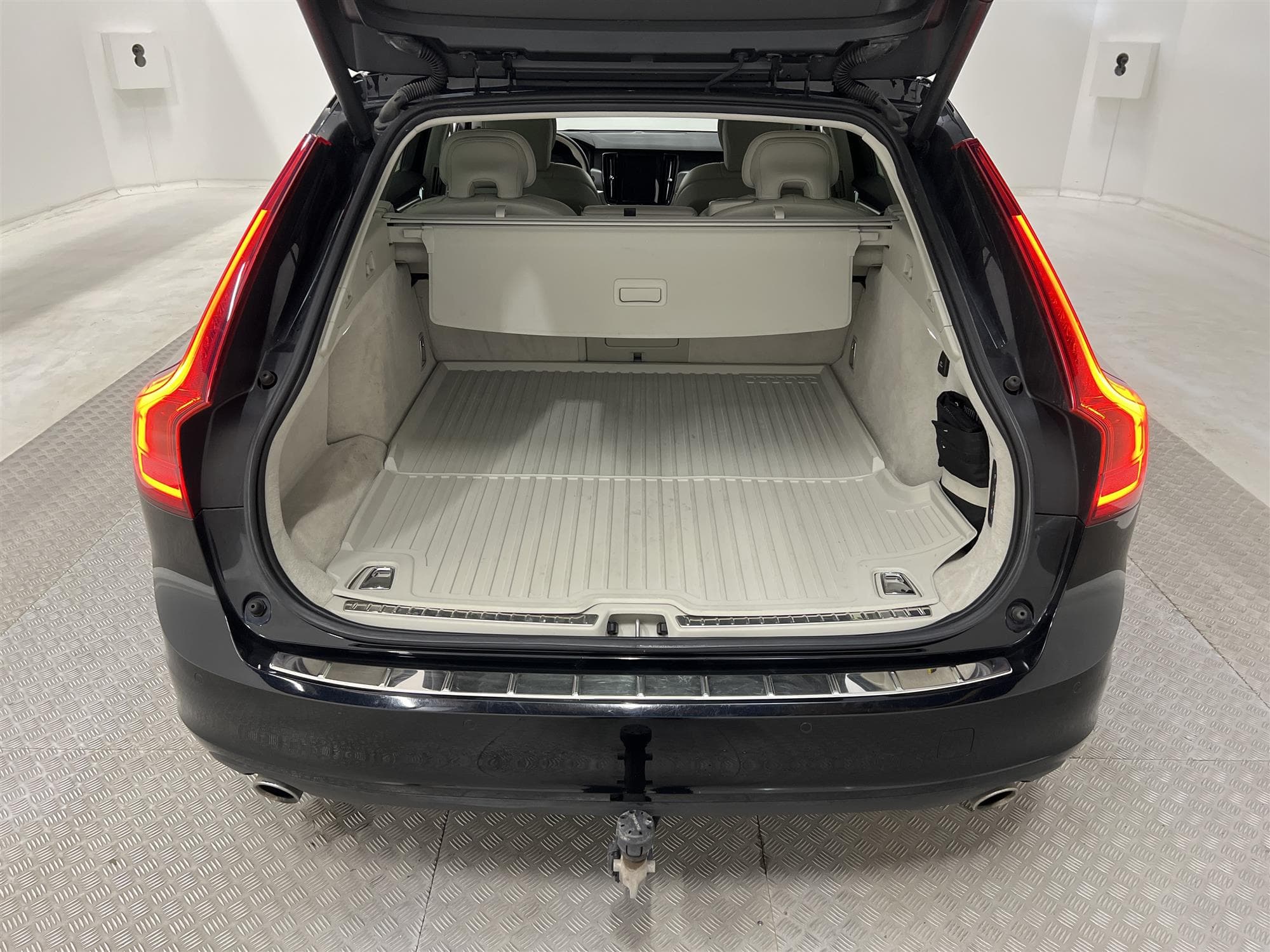 Volvo V90 D3 AWD 150hk Momentum Advanced VOC D-Värm Drag