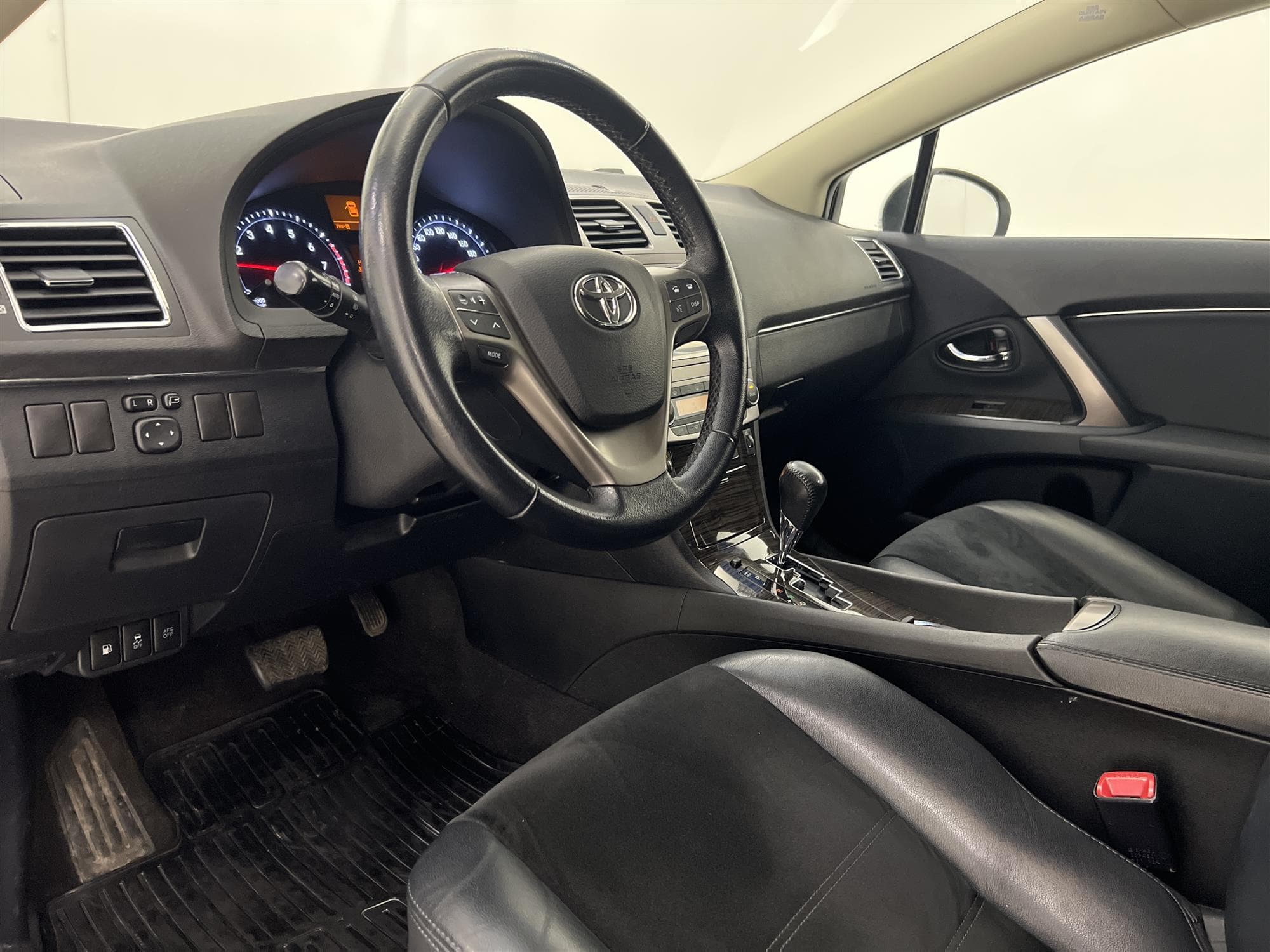 Toyota Avensis Kombi  2.0 152hk Navi B-Kamera Låg Skatt 