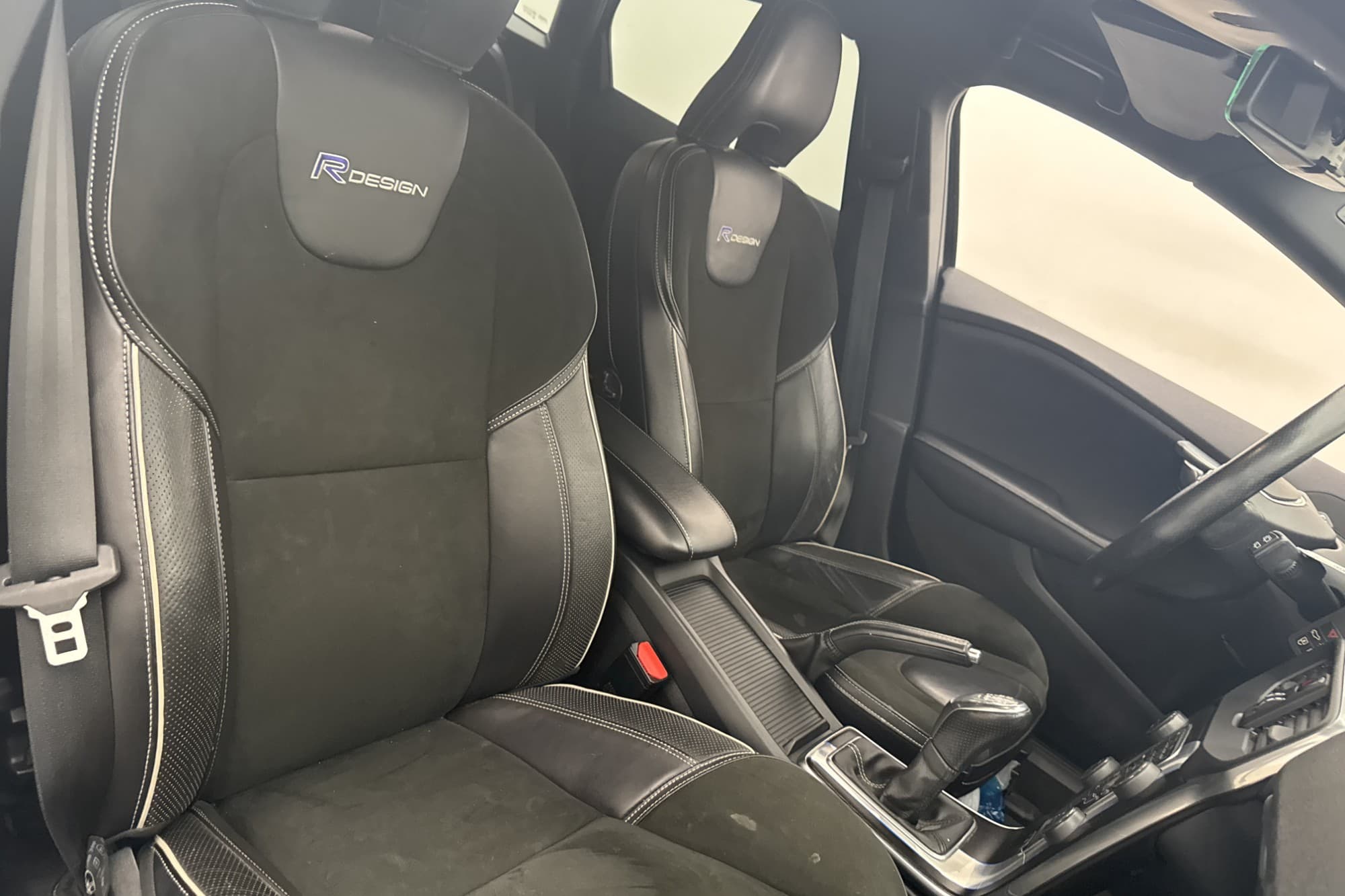 Volvo V40 D2 115hk R-Design VOC D-Värmare Sensorer Halvskinn