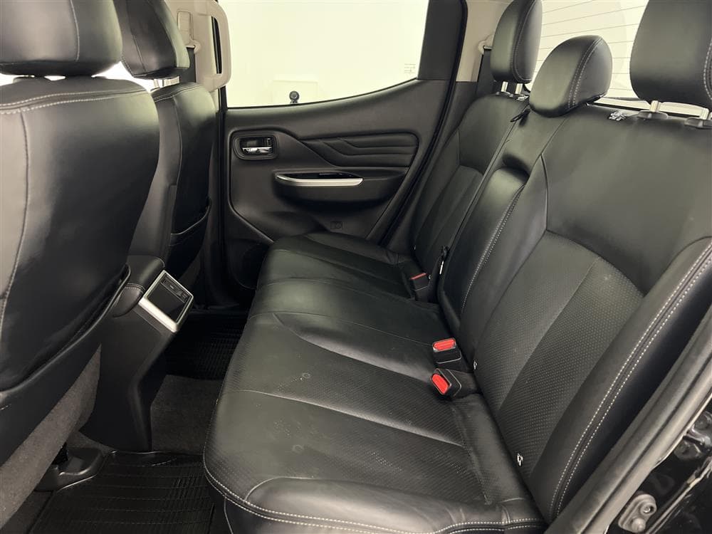 Mitsubishi L200 2.2 DI-D Aut 150hk 4x4 Premium Drag Moms interiör