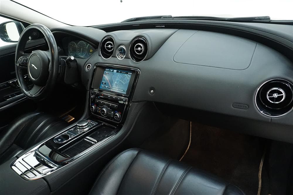 Jaguar XJ 3.0 D 275hk Premium Luxury Pano Navi Backkamerainteriör