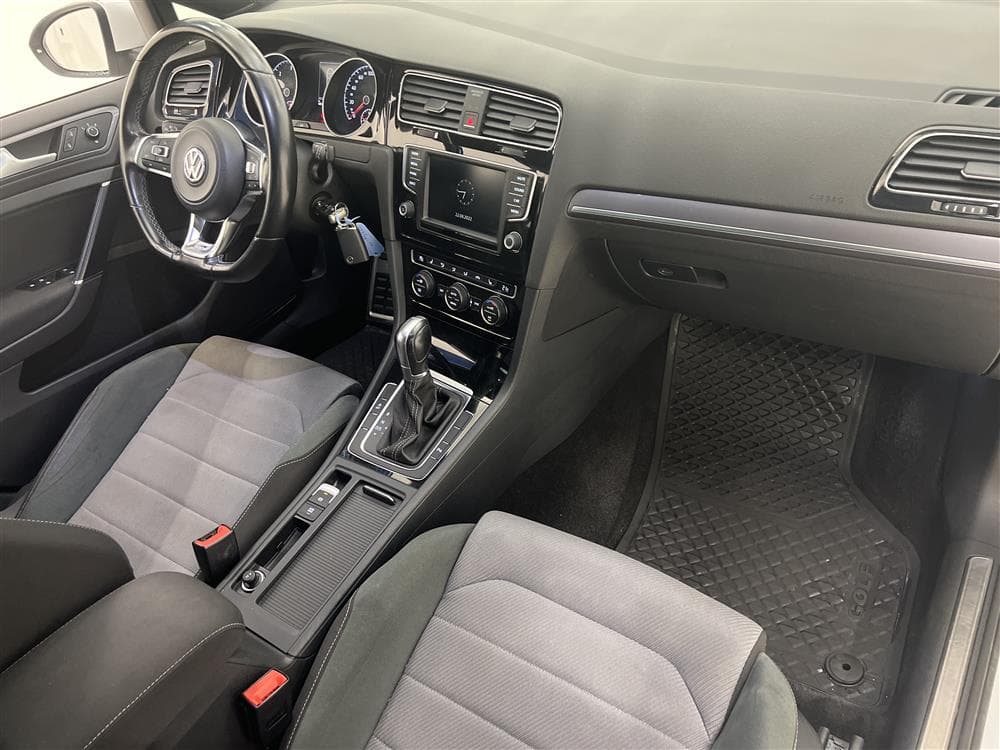 Volkswagen Golf 150hk Full R-Line Pluspaket Backkamera Draginteriör