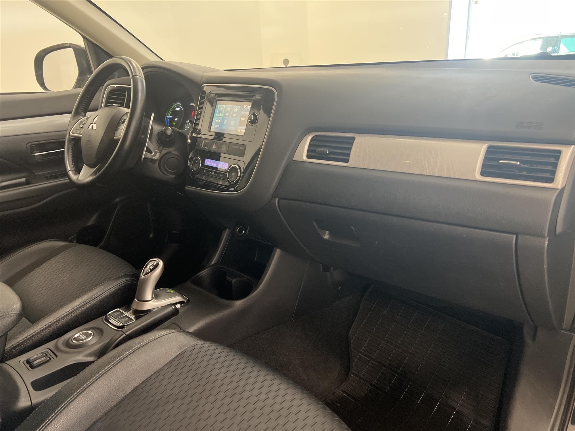 Mitsubishi Outlander P-HEV 2.0 Hybrid 4WD 203hk B-Kam Drag