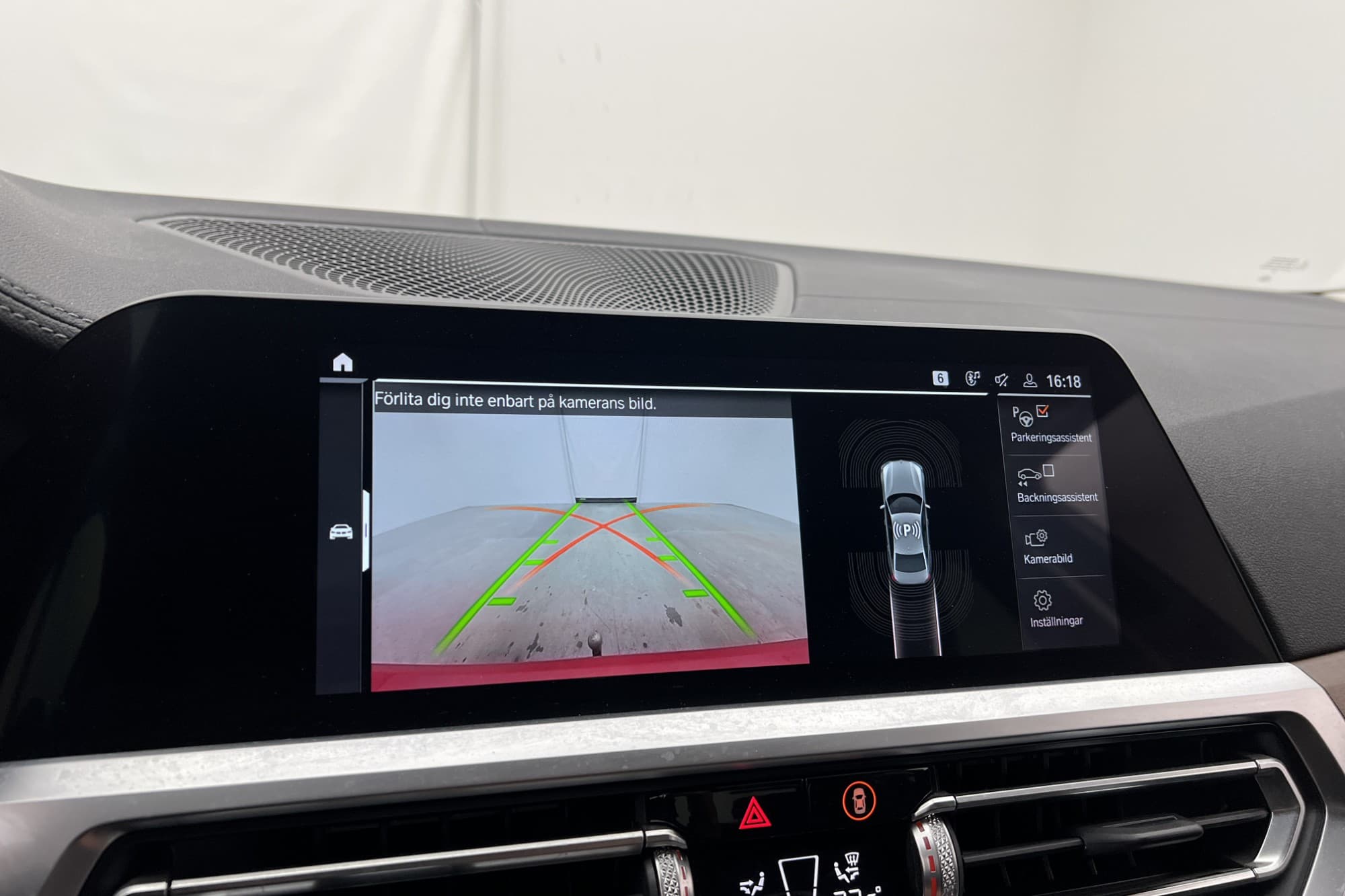 BMW 330 i Sedan Sport line Laser HiFi Skinn HUD Kamera Drag
