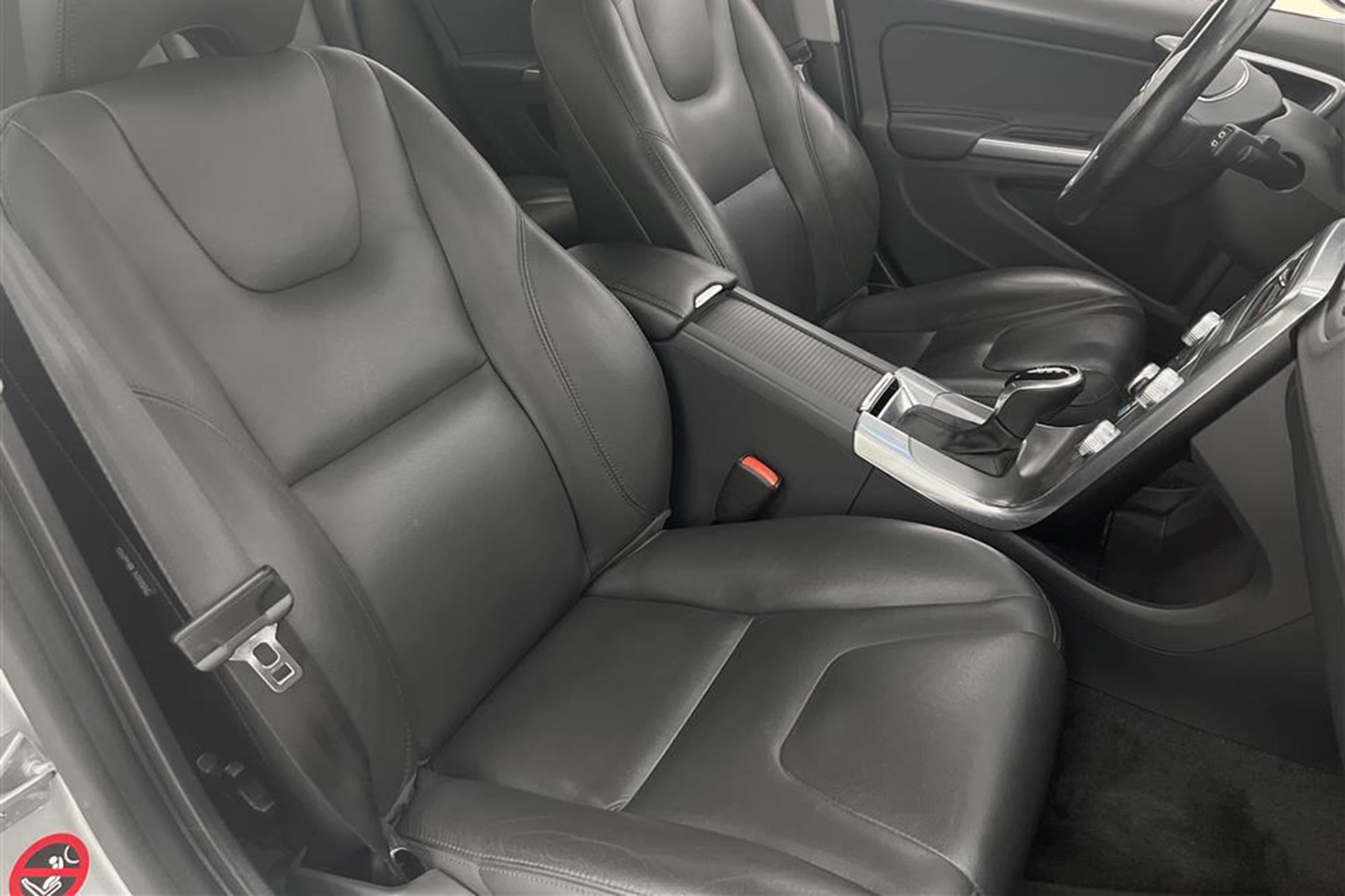Volvo V60 D4 AWD 181hk Summum D-Värm Skinn Välservadinteriör
