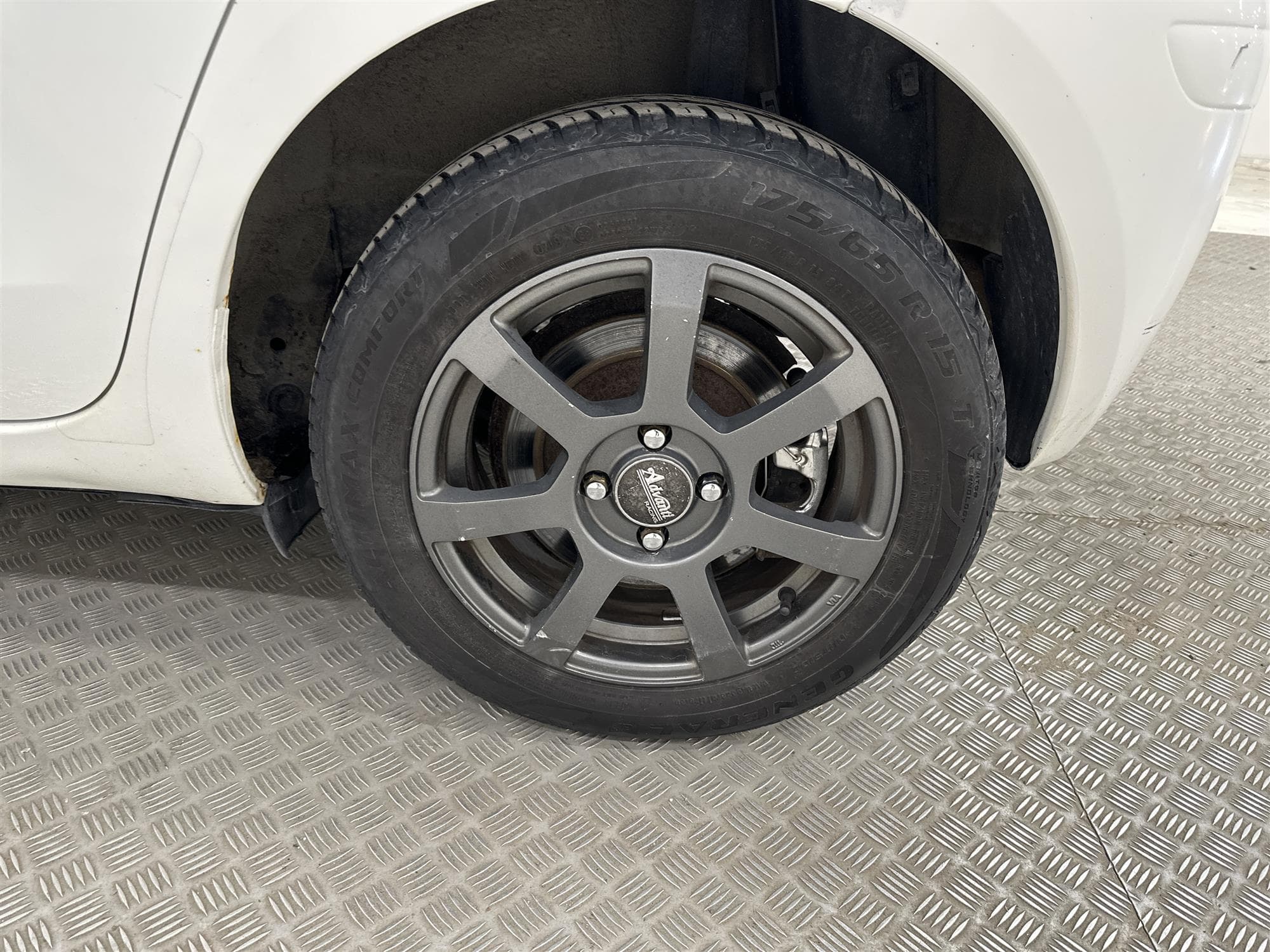 Toyota Yaris 1.33 VVT-i 99hk 558kr Skatt Nyservad 0,46L/mil