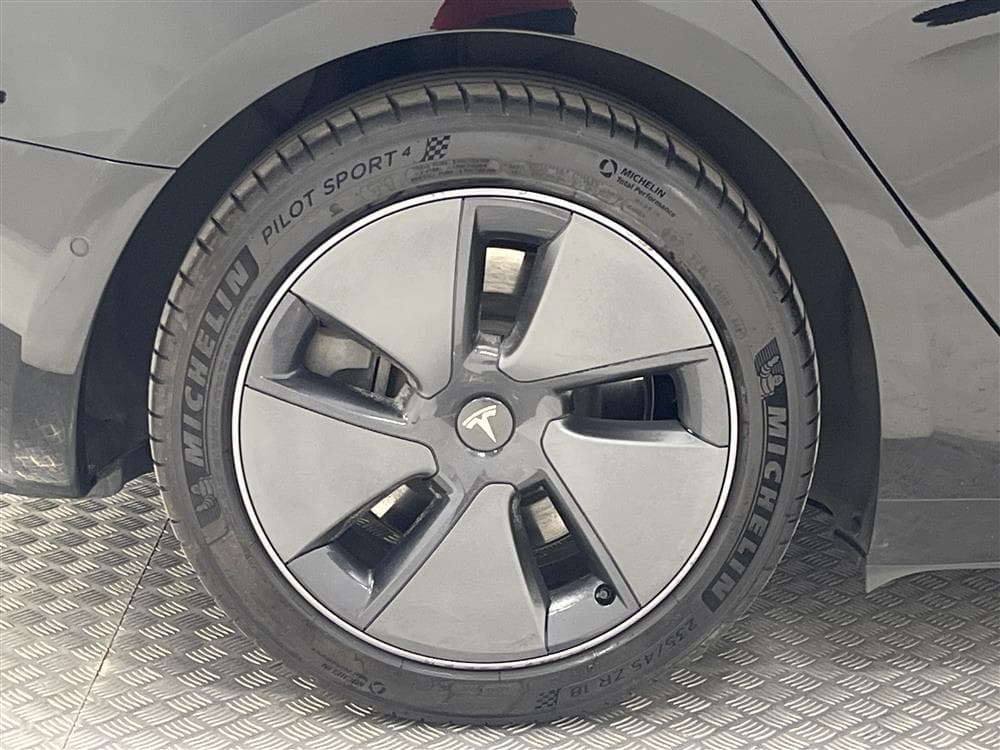 Tesla Model 3 Long Range AWD 440hk Svensksåld Premiuminteriör